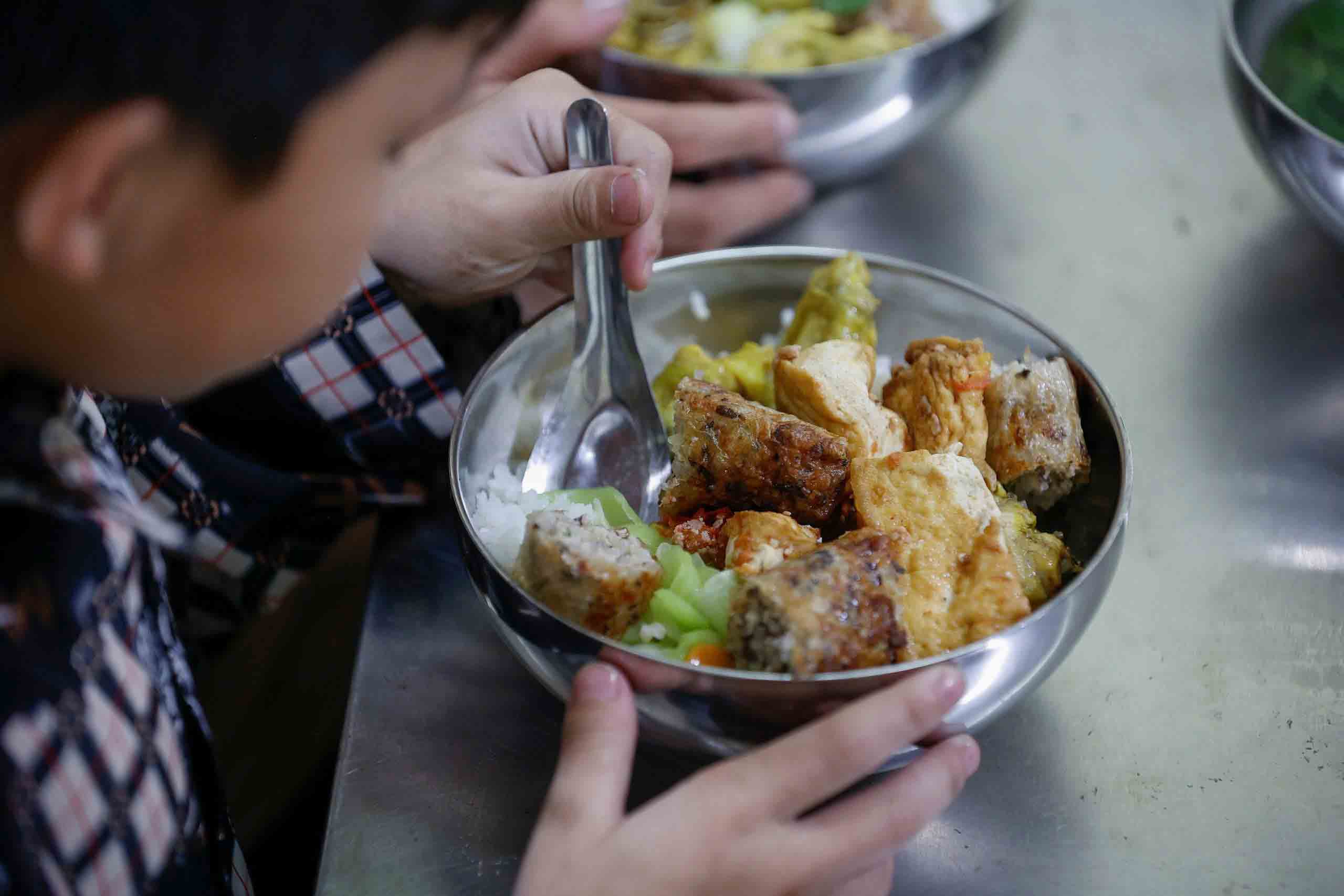 متى ستتحسن مكانة الشعب الفيتنامي: الوجبات المدرسية ليست  Bao giờ tầm vóc người Việt Nam được cải thiện: Bữa ăn học đường chưa ‘ngon’- Ảnh 1.