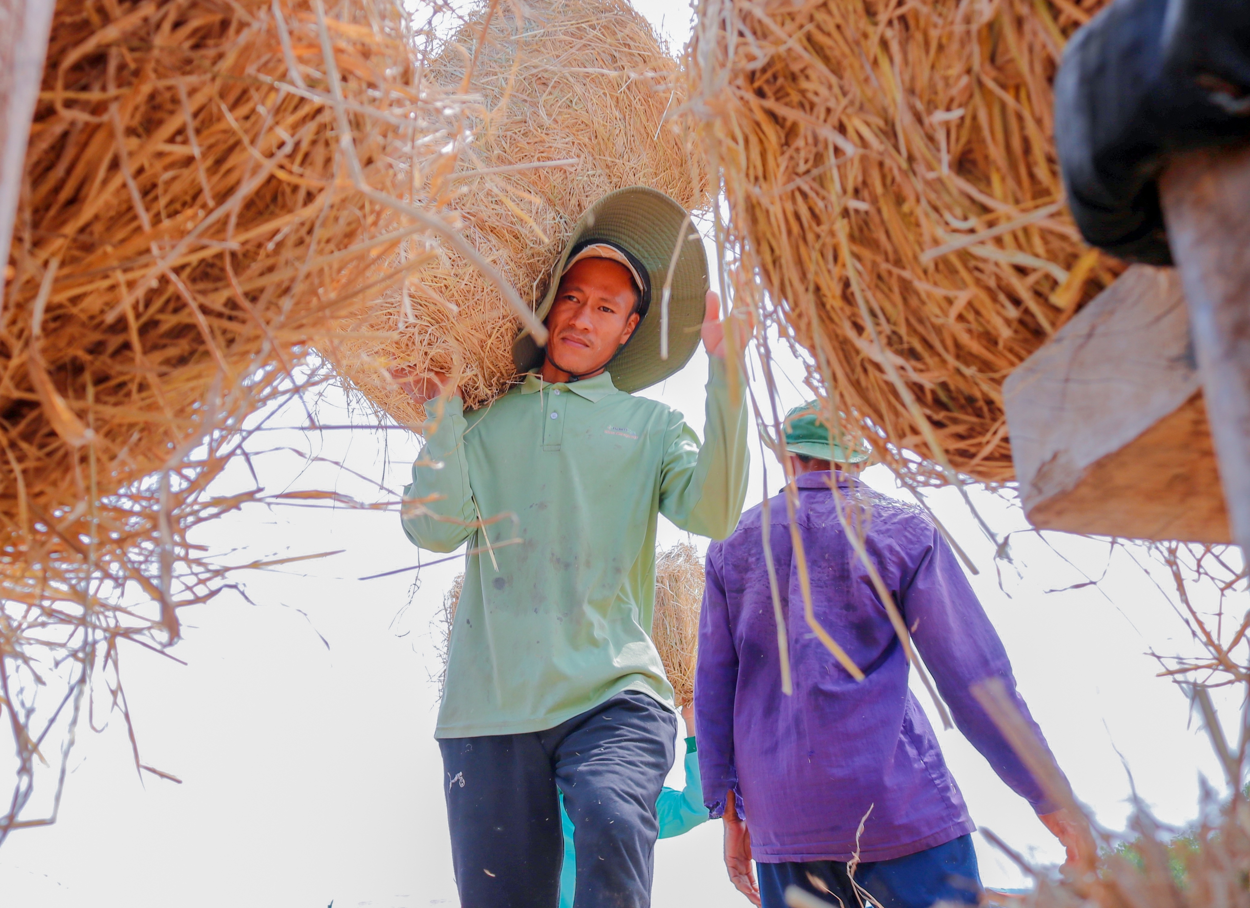 Những ng&ocirc;i chợ độc nhất miền T&acirc;y: Chợ rơm Ba Lai, nơi r&aacute;c ruộng h&oacute;a 'v&agrave;ng'   - Ảnh 7.