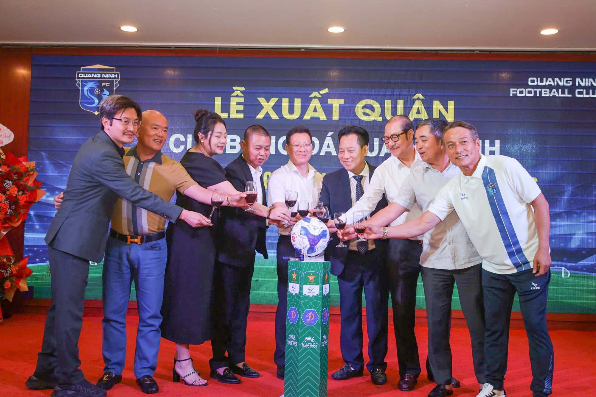 Команда «Куангнинь» полна решимости завоевать путёвку в V-Лигу, борьба за повышение в классе ведётся вовсю - Фото 4. Đội Quảng Ninh quyết tâm giành vé V-League, cuộc đua tranh suất thăng hạng nóng bỏng- Ảnh 4.