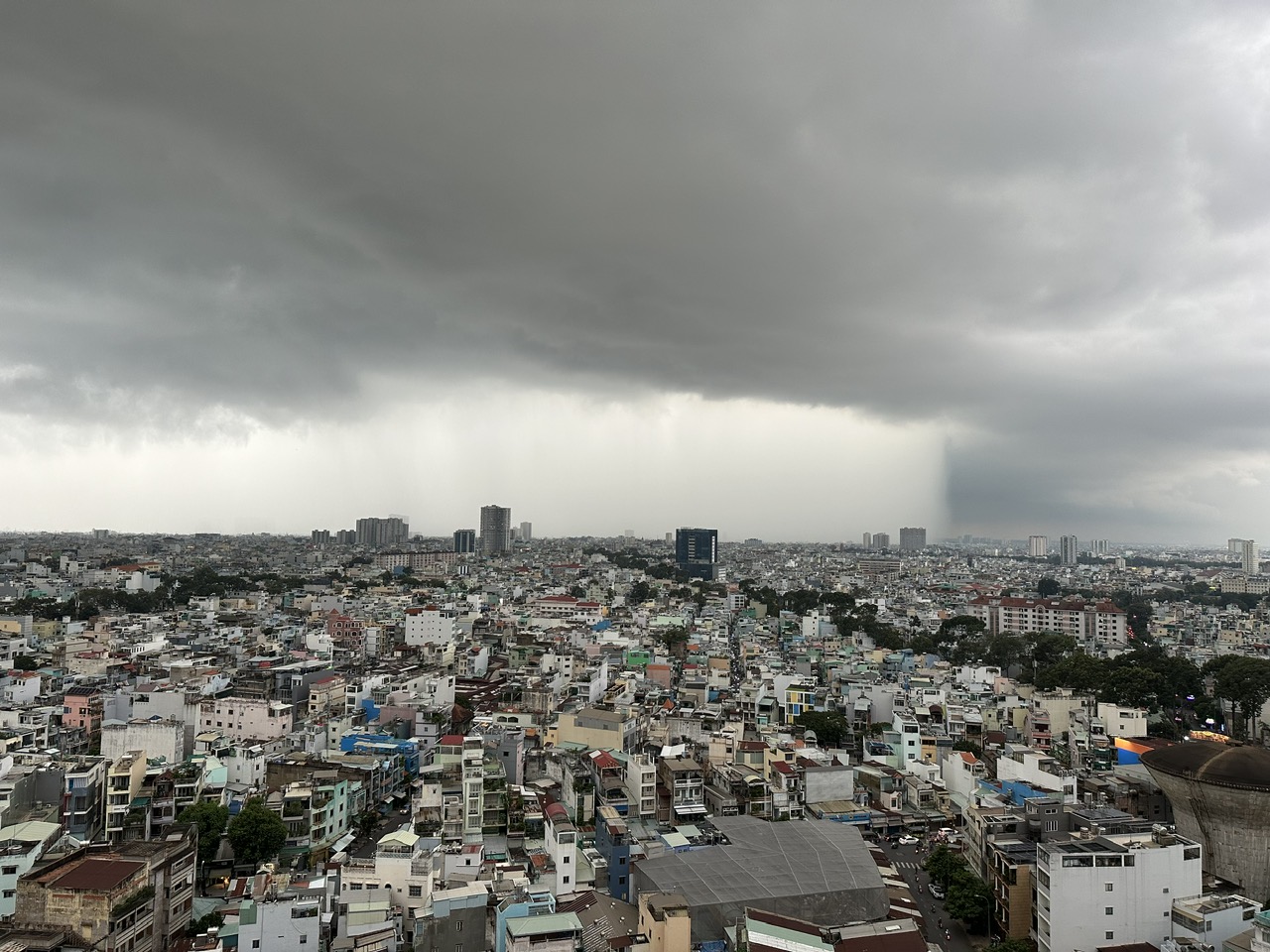 Ảnh hưởng bão số 8, TP.HCM mưa lớn như trút nước- Ảnh 5.