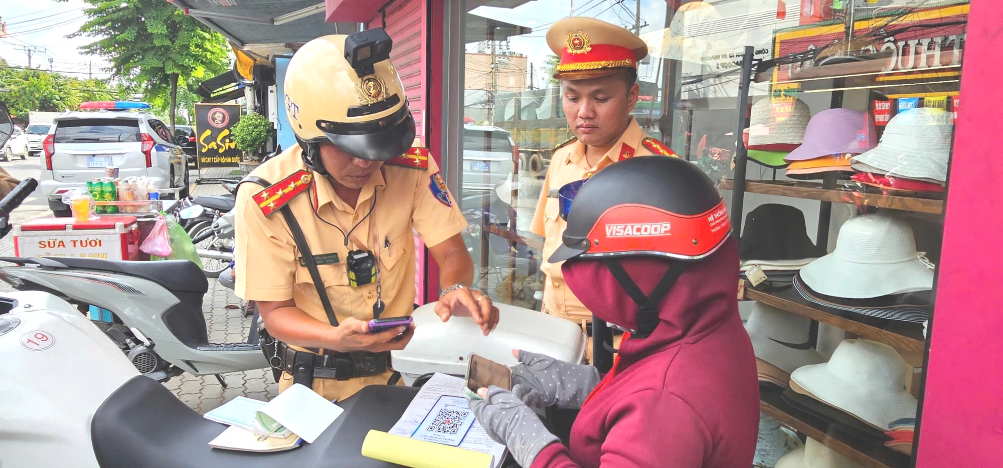 Nộp phạt giao thông qua QR tại chỗ, người dân TP.HCM khen tiện lợi- Ảnh 2.