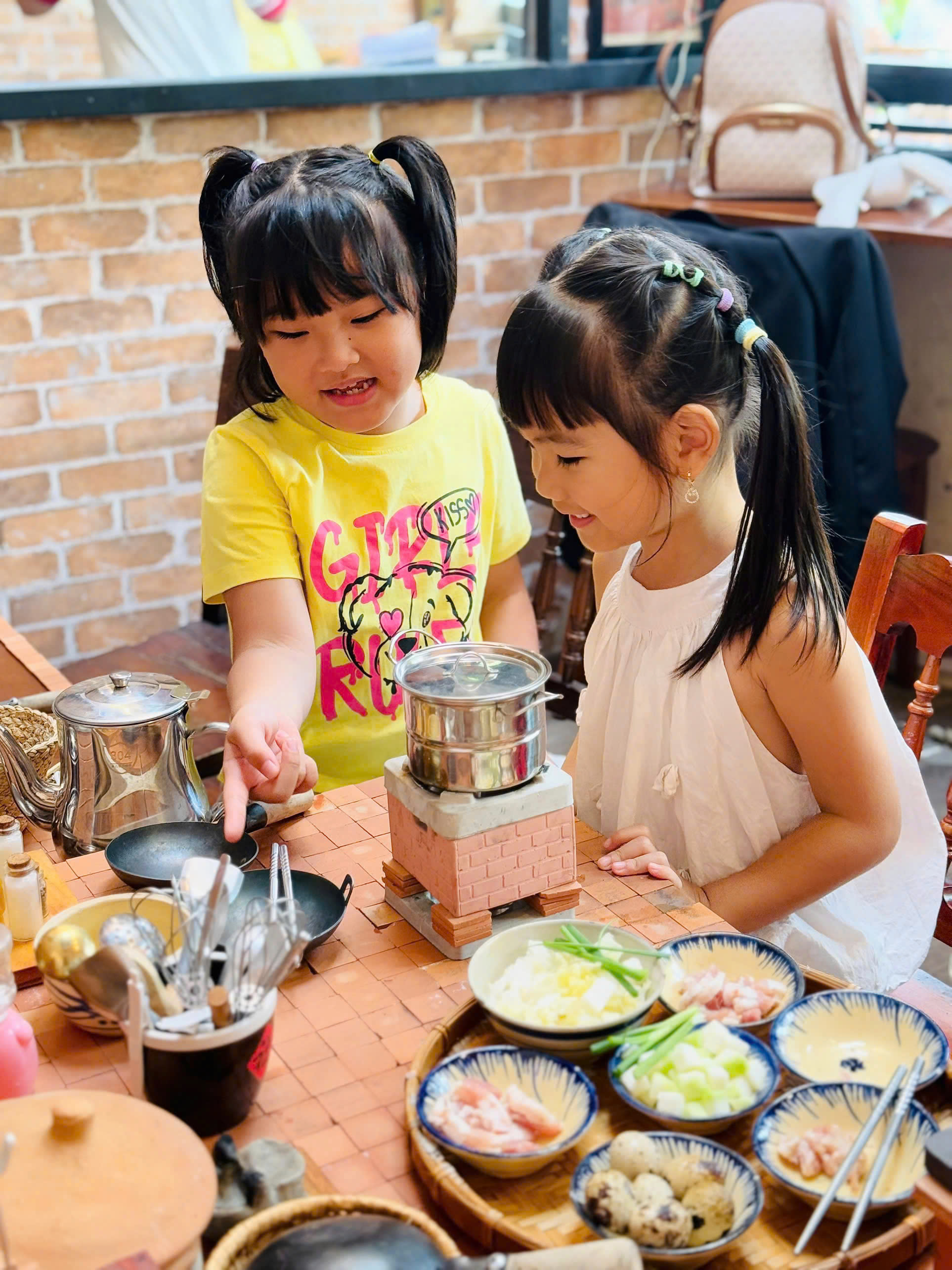 Kedai kopi unik yang menggabungkan masakan mini di jantung Kota Ho Chi Minh - Foto 5. Tiệm cà phê Độc lạ kết hợp nấu đồ ăn tí hon giữa lòng TP.HCM - Ảnh 5.