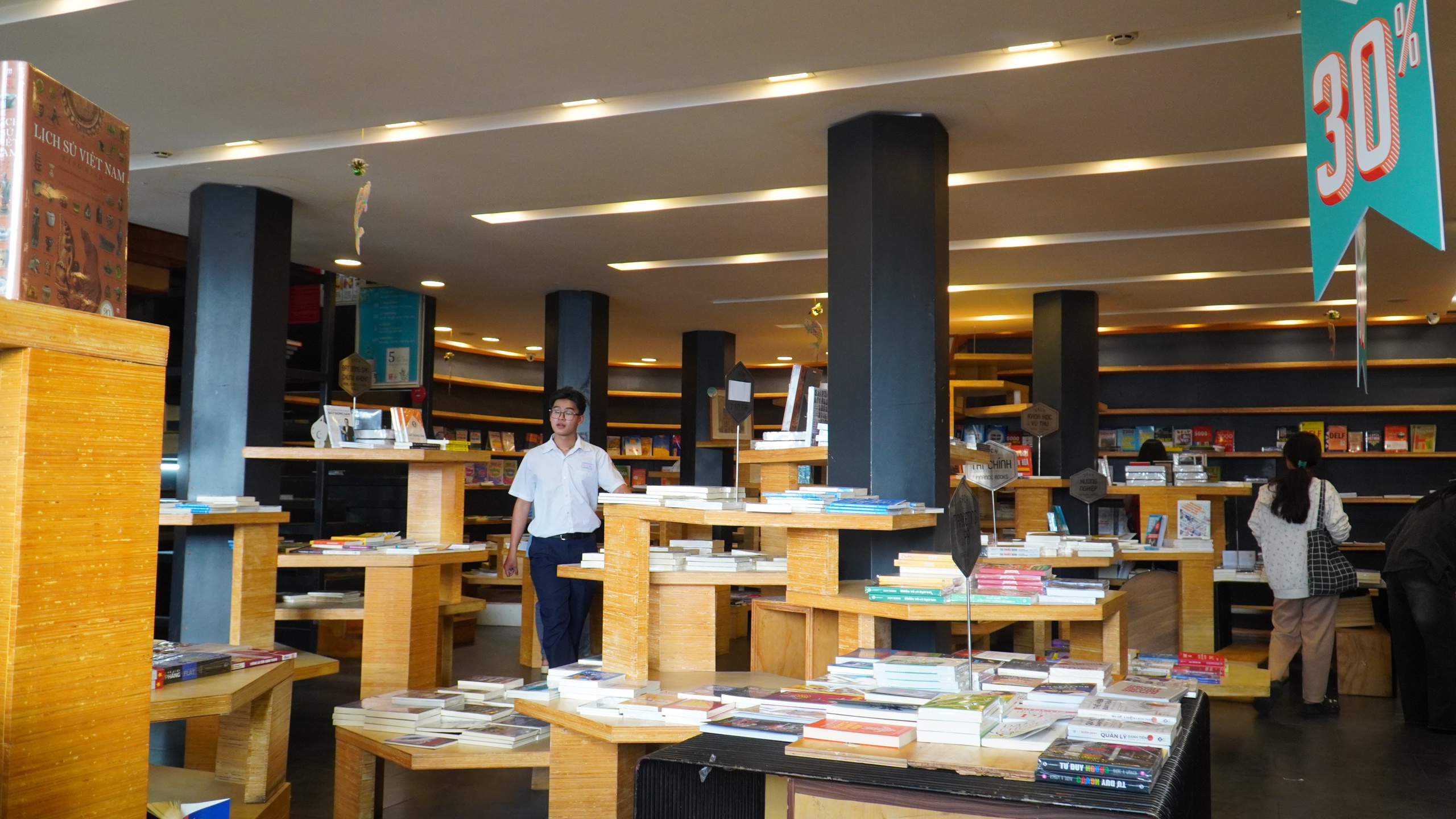 Nhà sách Cá Chép Nguyễn Thị Minh Khai đóng cửa - Ảnh 3.