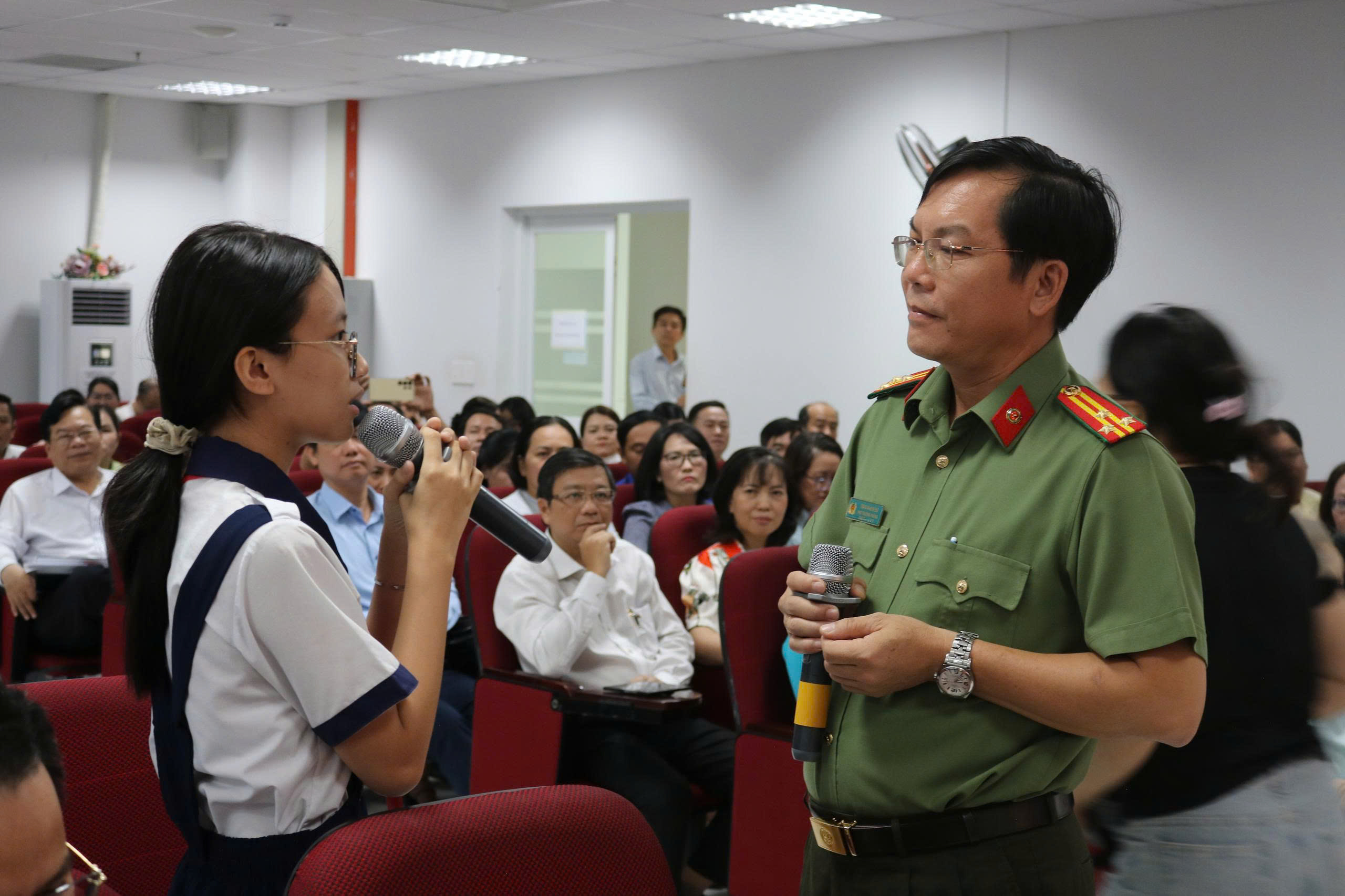 Khi trường học nói “không” với điện thoại di động - Ảnh 1.