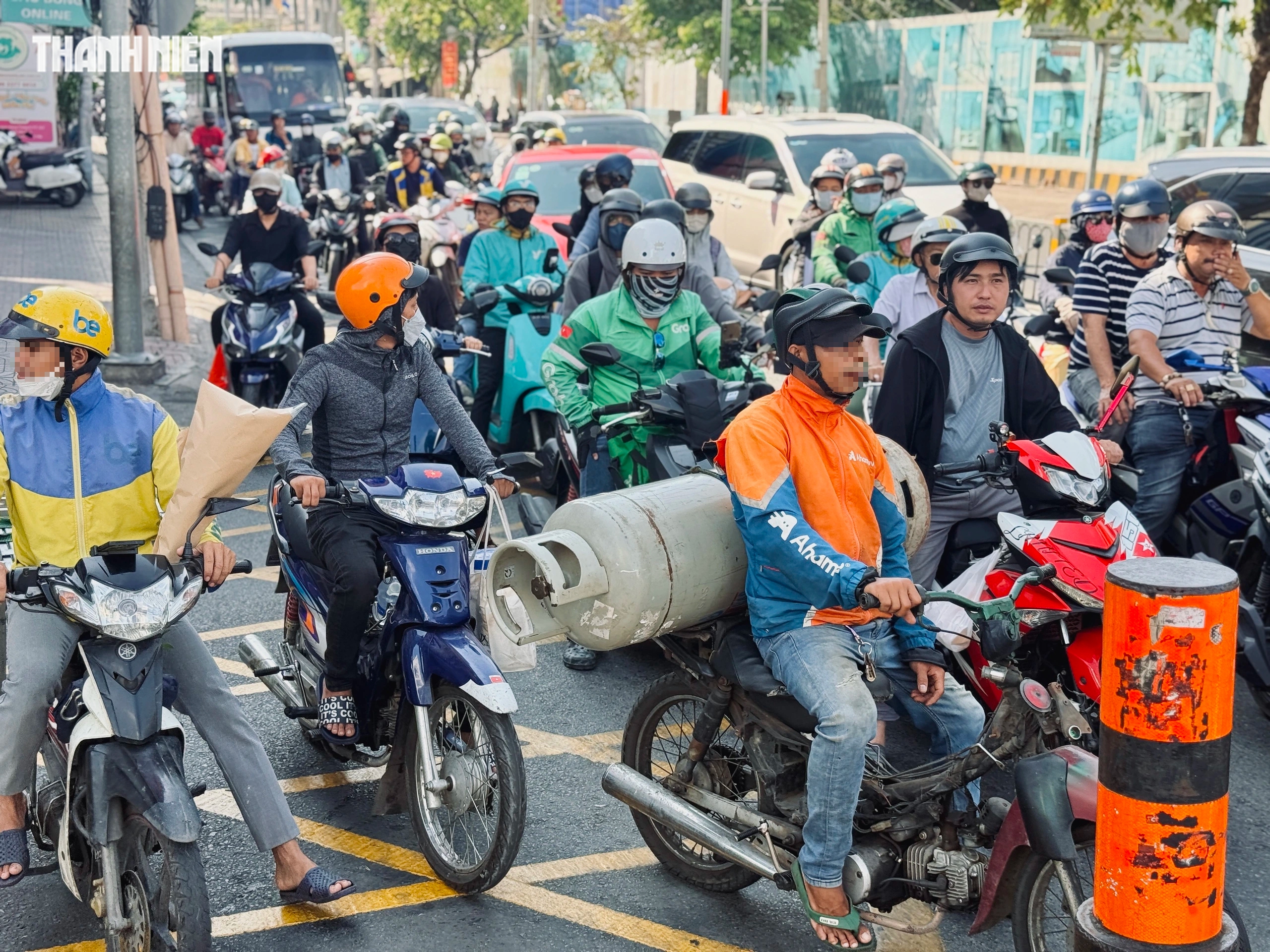 Cho rẽ phải khi đèn đỏ ở TP.HCM: Nhắc nhường đường còn bị cãi lại - Ảnh 3.