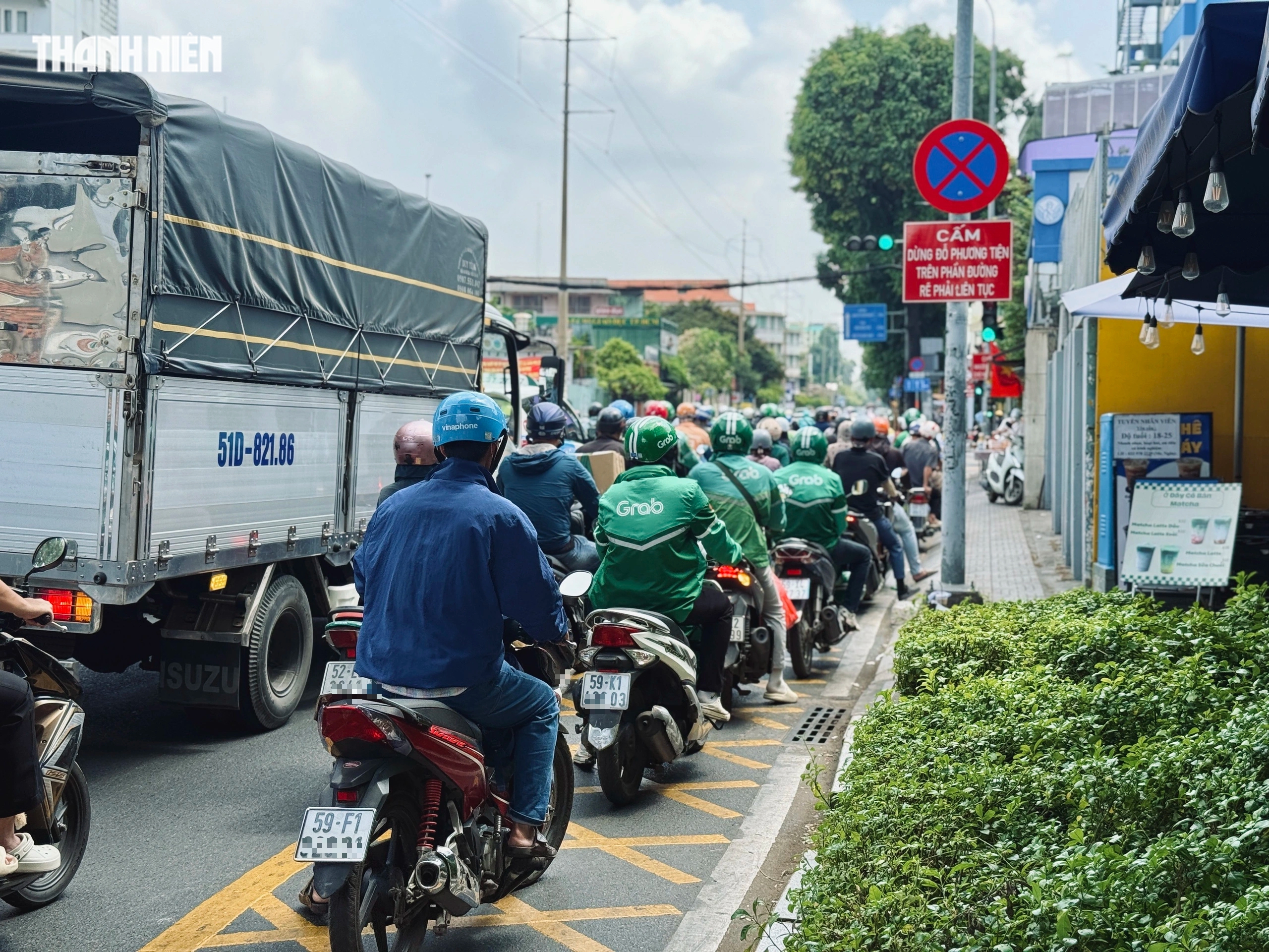 Cho rẽ phải khi đèn đỏ ở TP.HCM: Nhắc nhường đường còn bị cãi lại - Ảnh 4.