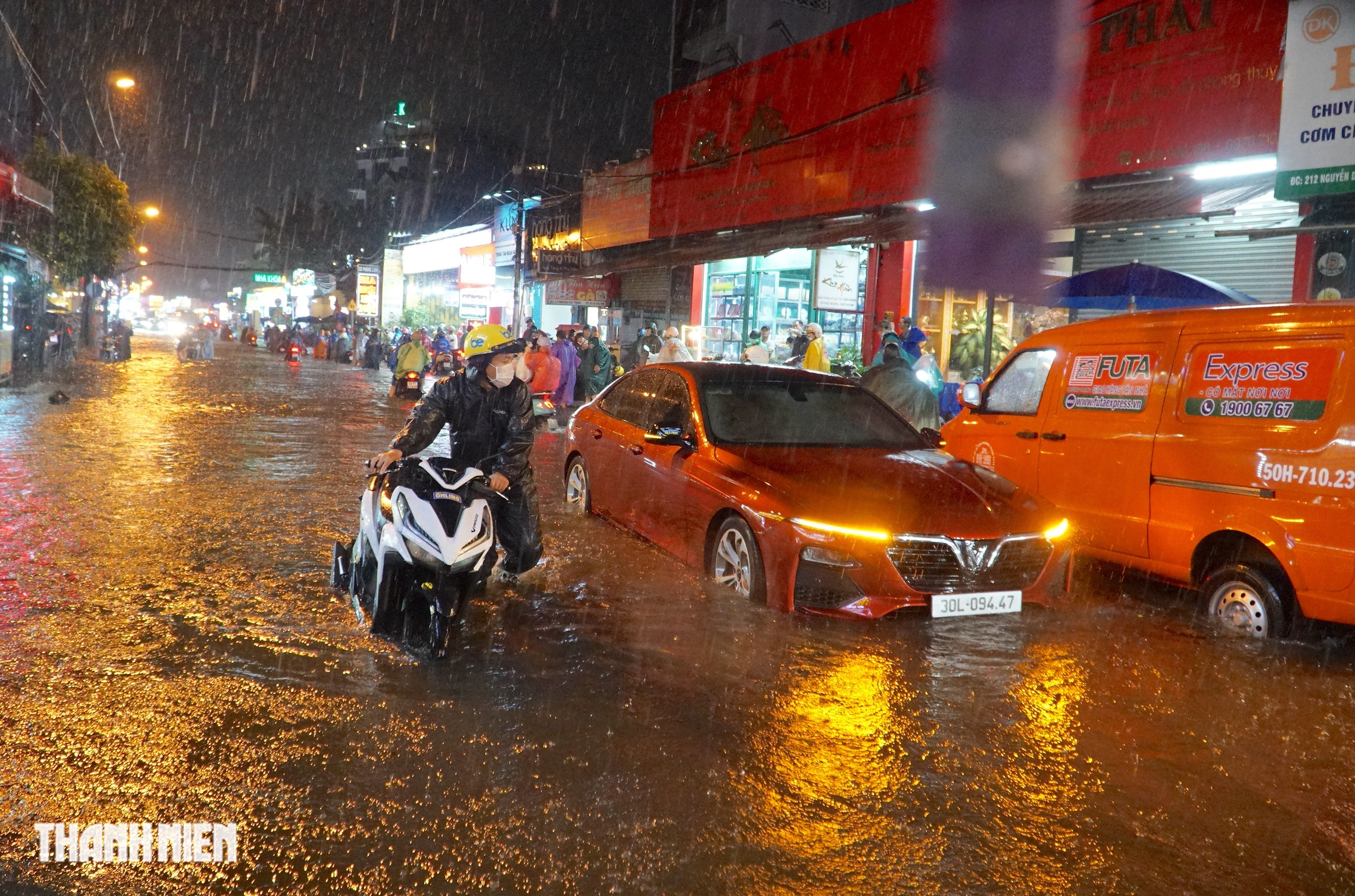 Ngập nặng sau mưa lớn ở TP.HCM: Hàng dài người kẹt trên đường hơn 1 tiếng- Ảnh 4.