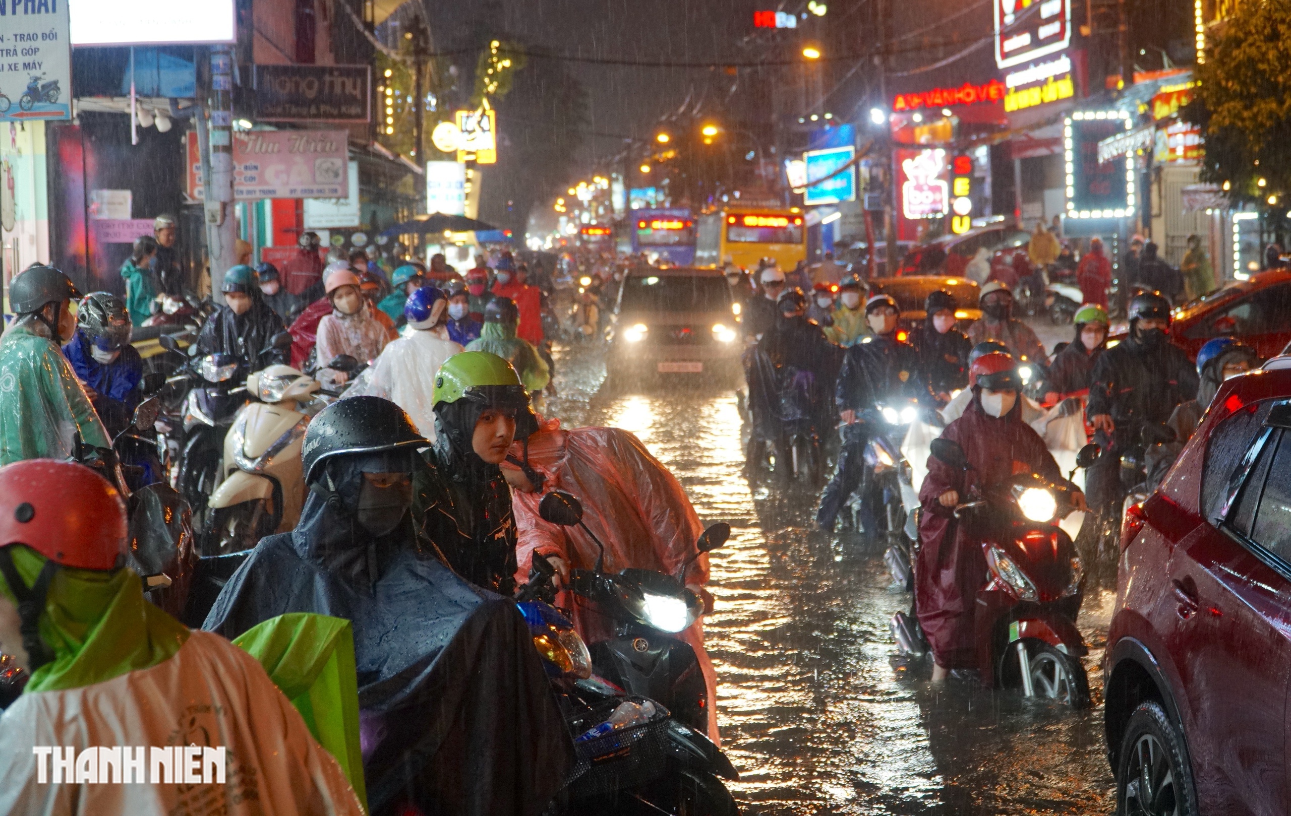 Ngập nặng sau mưa lớn ở TP.HCM: Hàng dài người kẹt trên đường hơn 1 tiếng- Ảnh 6.