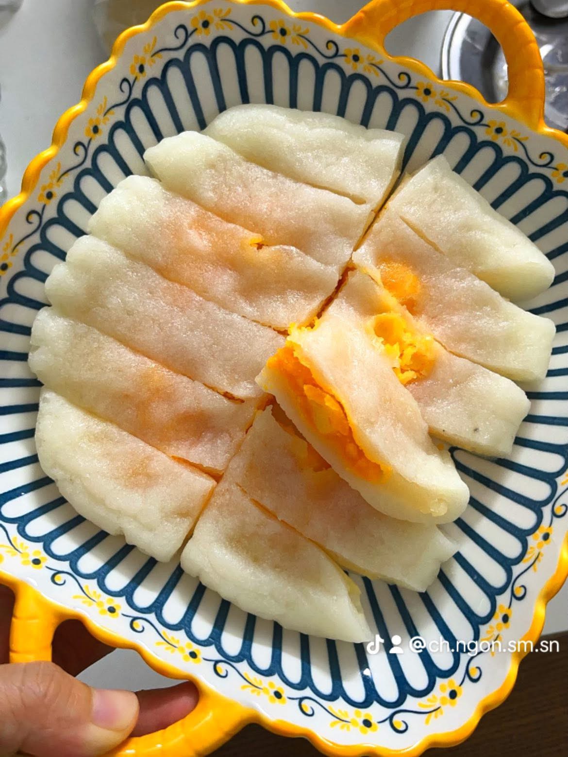 Bánh dẻo trứng muối gây 'sốt': Dân mạng gọi 'bánh dẻo thị phi', giá không hề rẻ - Ảnh 3.