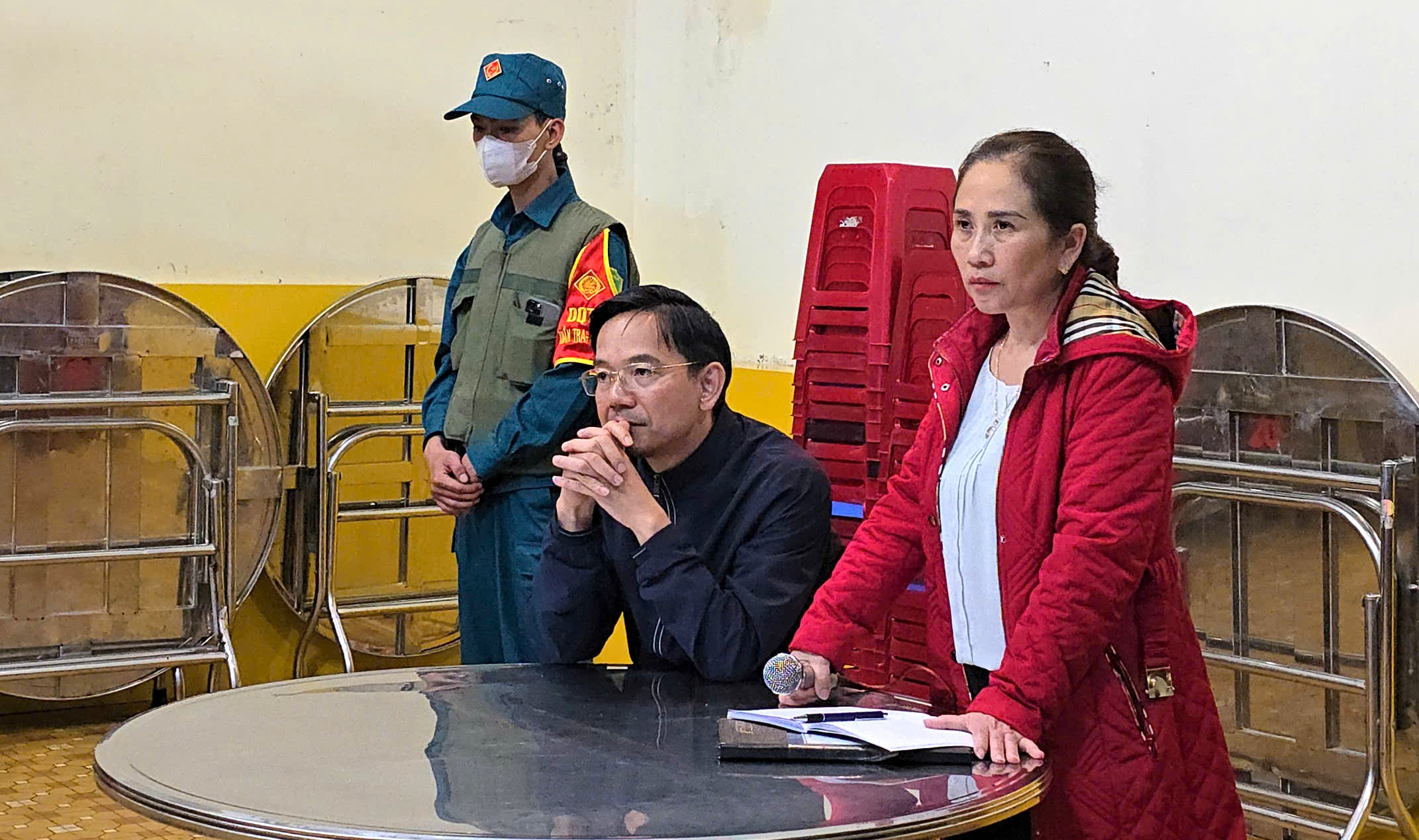 Tilfellet med informasjon om skitten mat på skolene: Foreldrene «stormet» etter å ha hørt rektorens ord – Bilde 1. Vụ thông tin thực phẩm bẩn vào trường học: Nghe hiệu trưởng nói, phụ huynh 'dậy sóng'- Ảnh 1.