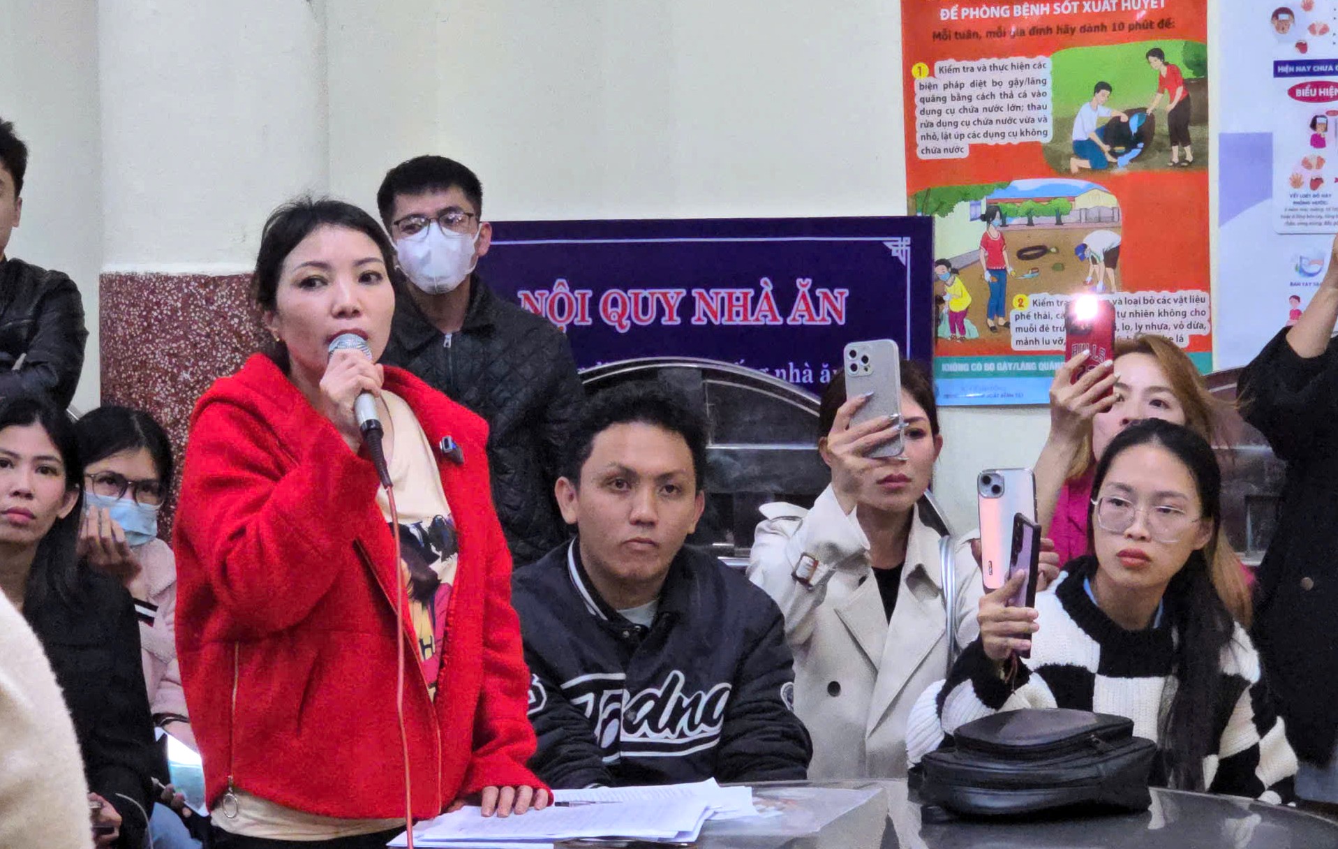 Tilfellet med informasjon om skitten mat på skolene: Foreldrene «stormet» etter å ha hørt rektorens ord – Bilde 6. Vụ thông tin thực phẩm bẩn vào trường học: Nghe hiệu trưởng nói, phụ huynh 'dậy sóng'- Ảnh 6.