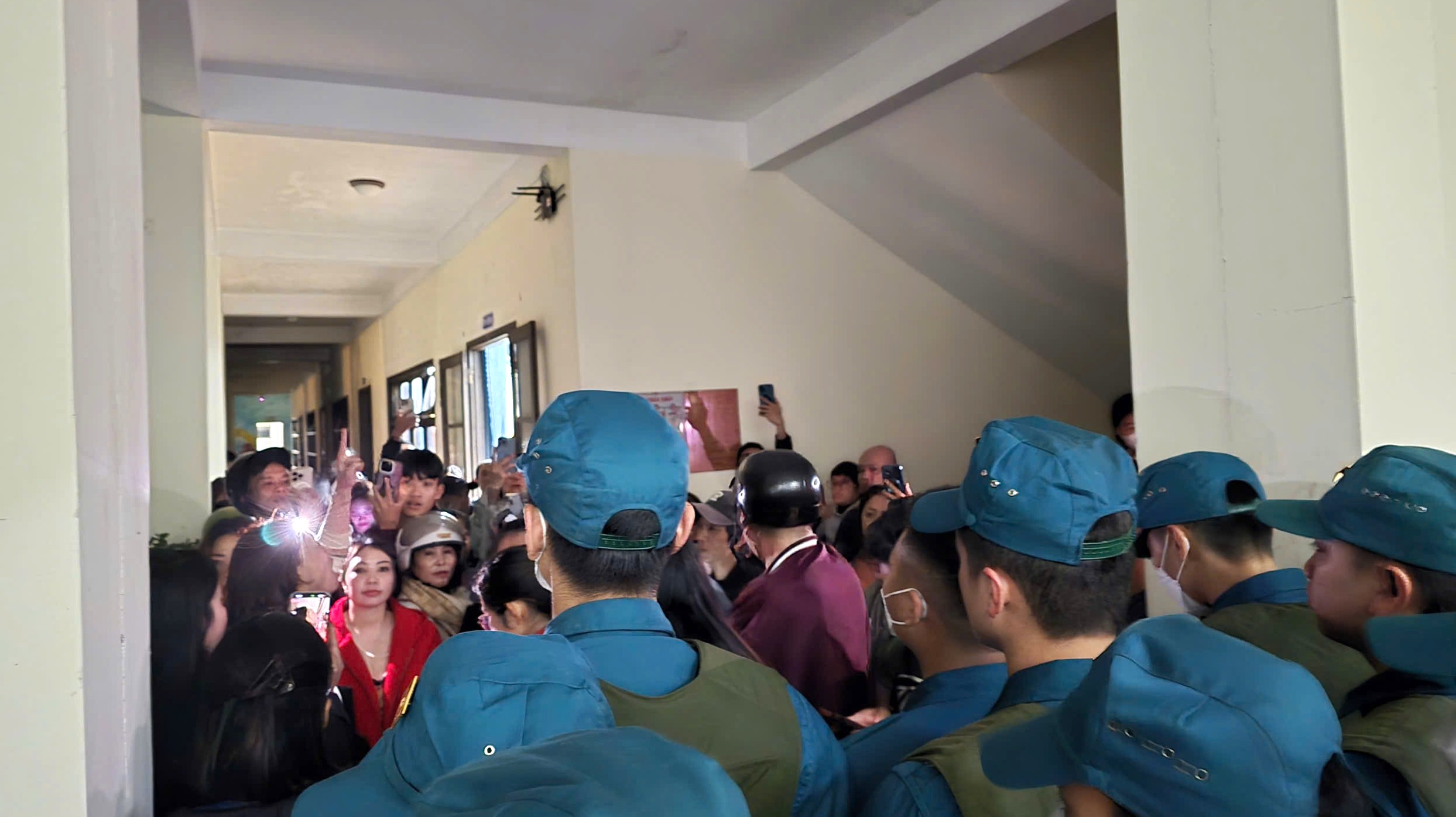 Tilfellet med informasjon om skitten mat på skolene: Foreldrene «stormet» etter å ha hørt rektorens ord – Bilde 2. Vụ thông tin thực phẩm bẩn vào trường học: Nghe hiệu trưởng nói, phụ huynh 'dậy sóng'- Ảnh 2.