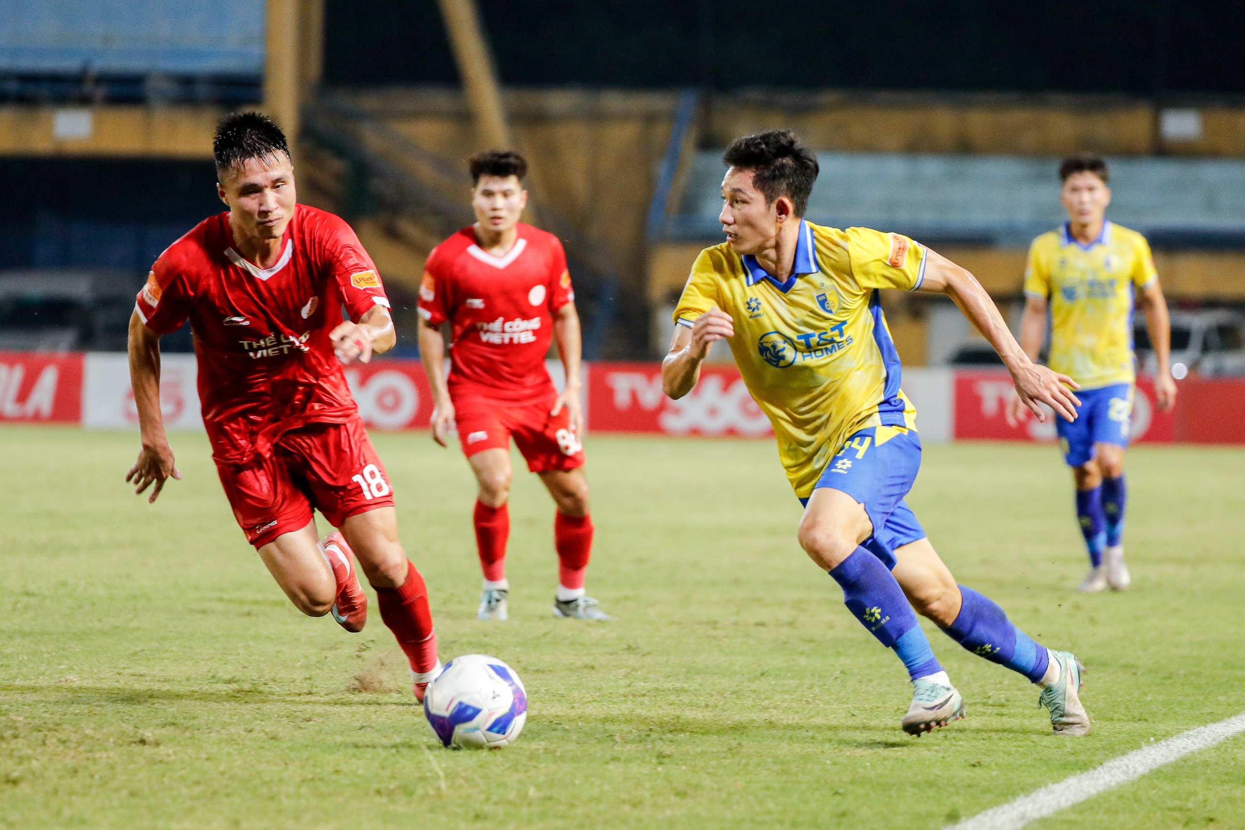Lịch thi đấu V-League mới nhất: Đại chiến đua vô địch lẫn trụ hạng, sẽ có HLV ‘bay’ ghế! - Ảnh 4.