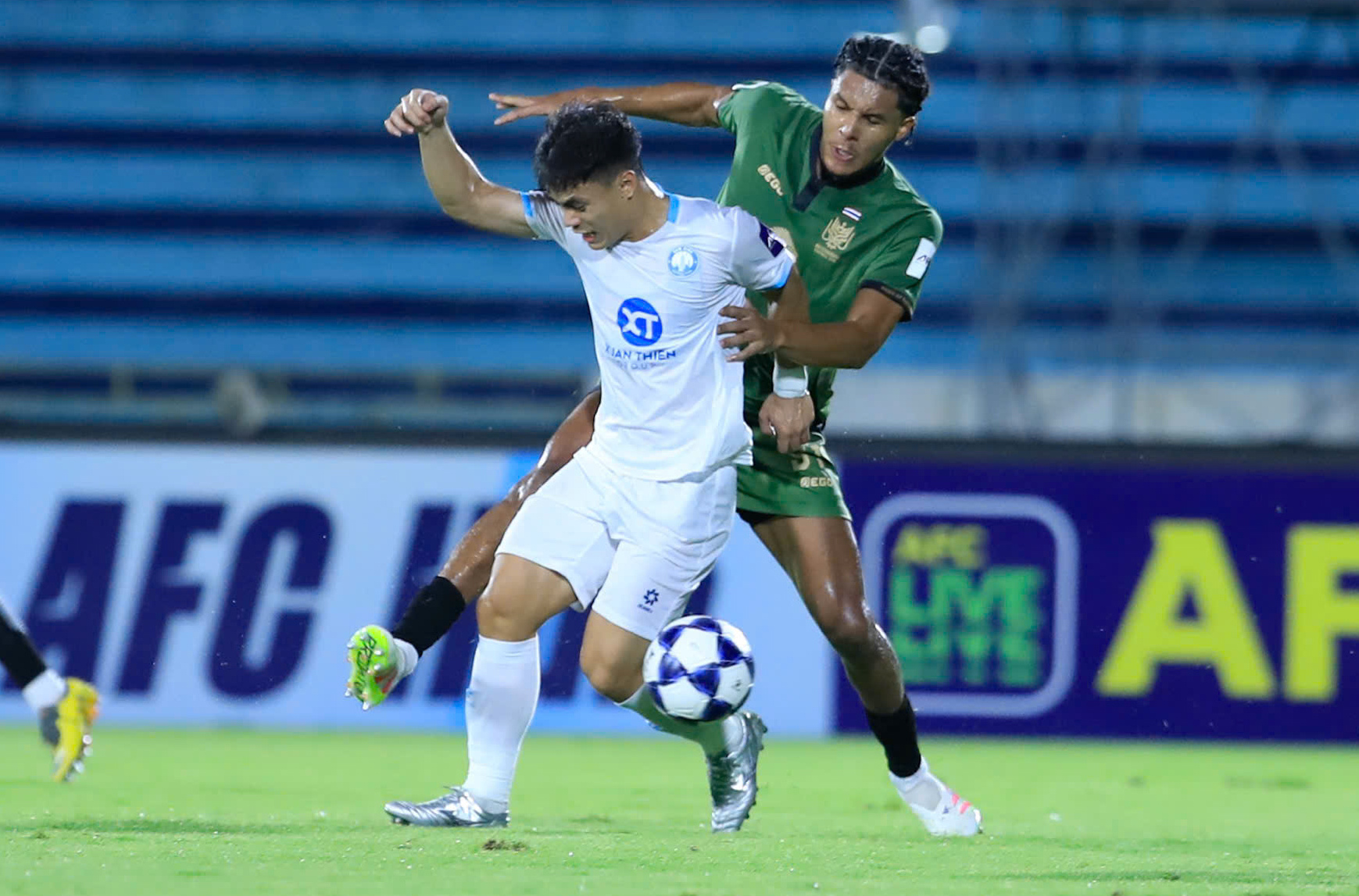 រឿងមិននឹកស្មានរបស់កីឡាករវៀតណាមតែម្នាក់ដែលលេងនៅកណ្តាលព្រៃខាងលិចនៃក្លឹប Nam Dinh - រូបថត ២. Chuyện chưa kể về cầu thủ Việt duy nhất đá chính giữa 'rừng Tây' CLB Nam Định- Ảnh 2.