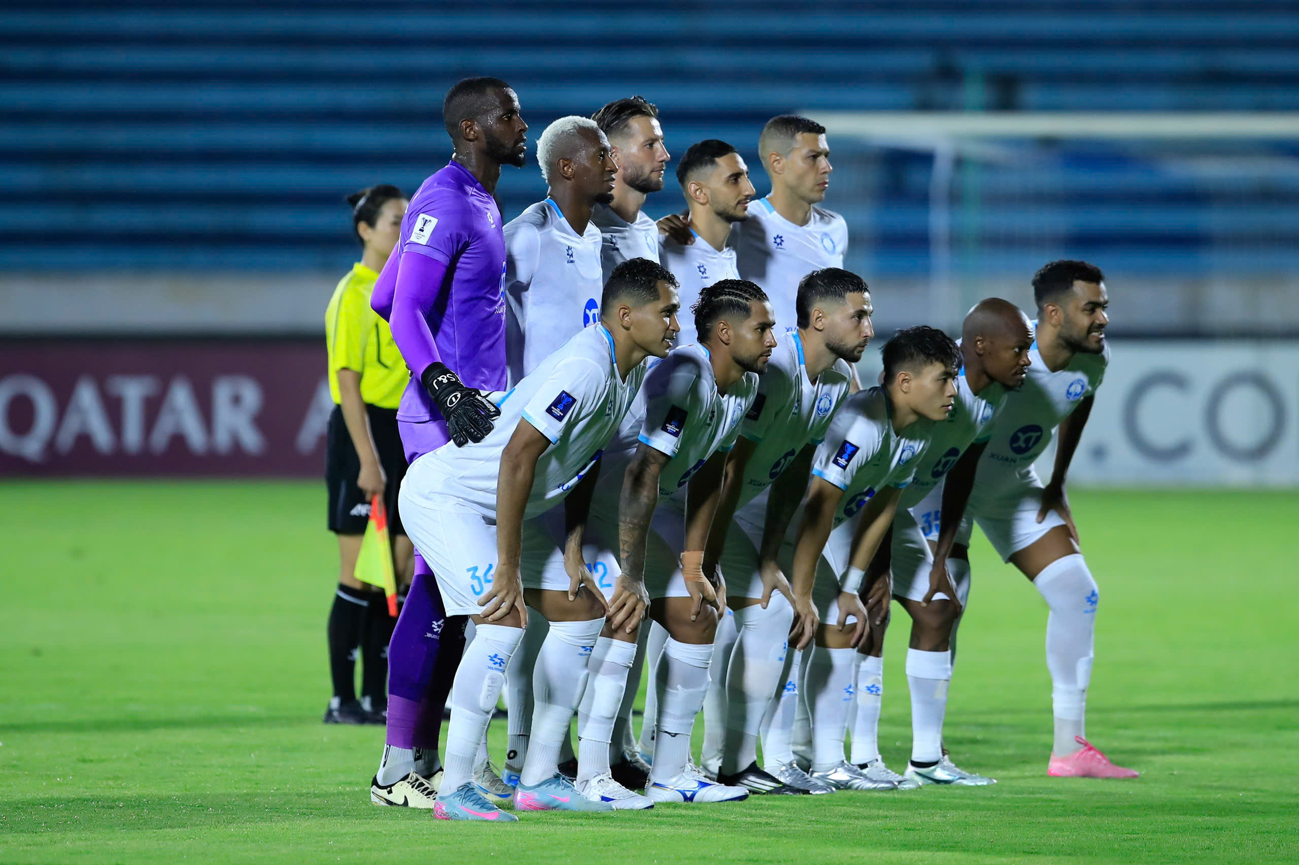 រឿងមិននឹកស្មានដល់កីឡាករវៀតណាមតែម្នាក់ដែលលេងនៅកណ្តាលព្រៃខាងលិចនៃក្លឹប Nam Dinh - រូបថត ១. Chuyện chưa kể về cầu thủ Việt duy nhất đá chính giữa 'rừng Tây' CLB Nam Định- Ảnh 1.