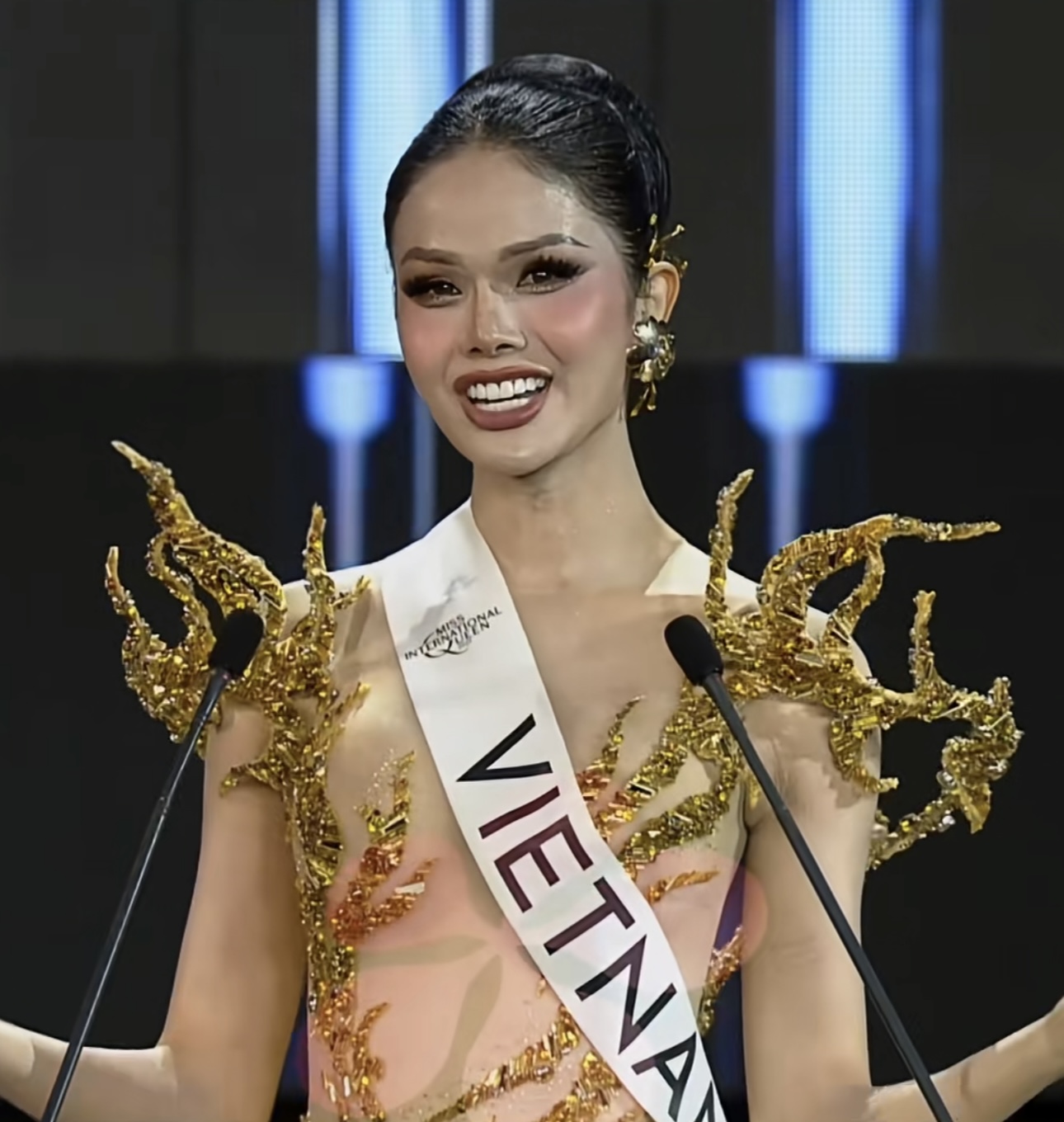 Hà Tâm Như diện áo tắm nóng bỏng ở Hoa hậu Chuyển giới Quốc tế - Ảnh 4.