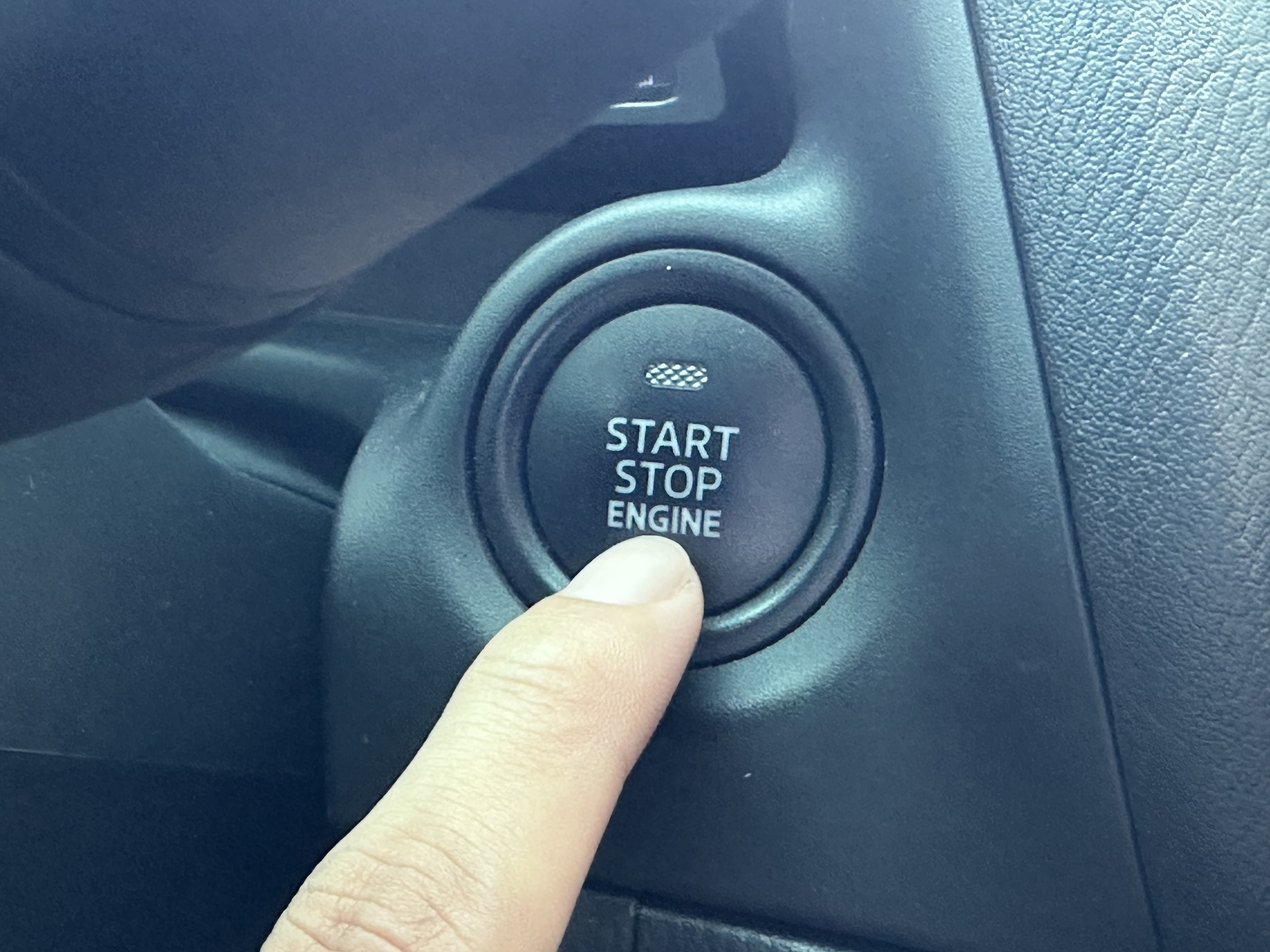 Đèn báo nước làm mát phát sáng khi khởi động ô tô có phải lỗi? - Ảnh 1.