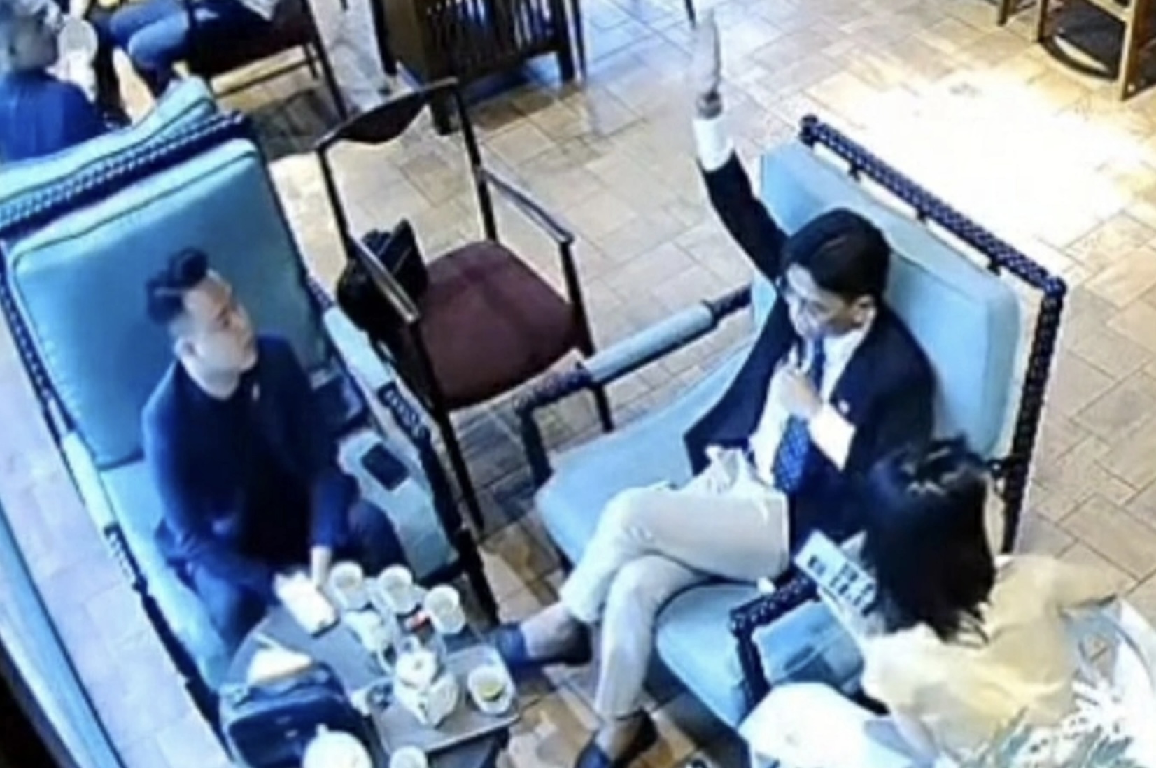 Vụ ‘tổng tài’ ra hiệu lệnh, nhân viên quán cà phê bị đánh: Bắt khẩn cấp 1 người- Ảnh 3. Vụ ‘tổng tài’ ra hiệu lệnh, nhân viên quán cà phê bị đánh: Bắt khẩn cấp 1 người- Ảnh 3.