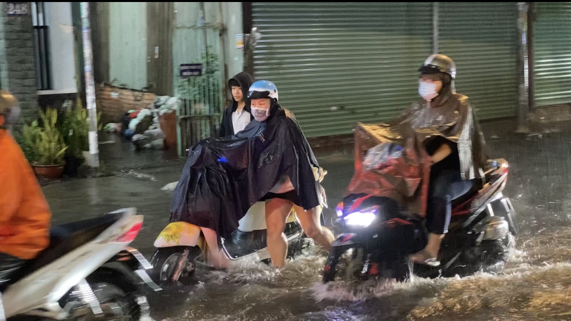 Người dân TP.HCM 'chạy lũ trong phố' sau mưa lớn- Ảnh 2. Người dân TP.HCM 'chạy lũ trong phố' sau mưa lớn- Ảnh 2.