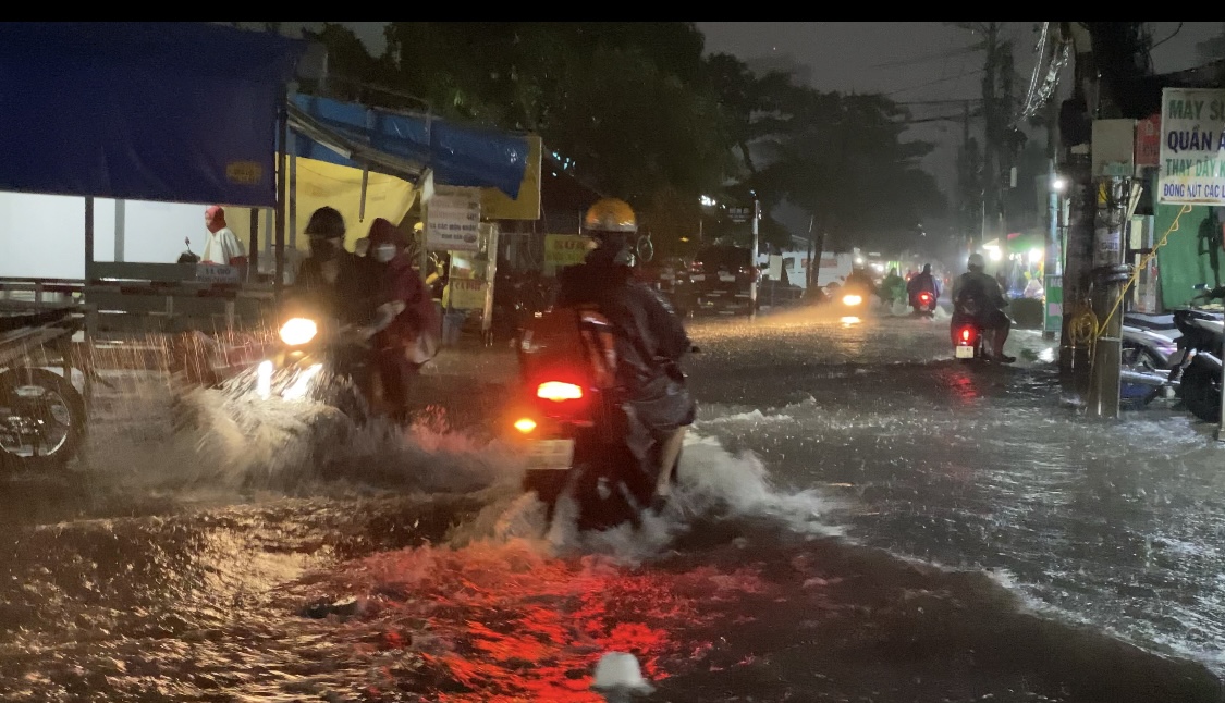 Người dân TP.HCM 'chạy lũ trong phố' sa…