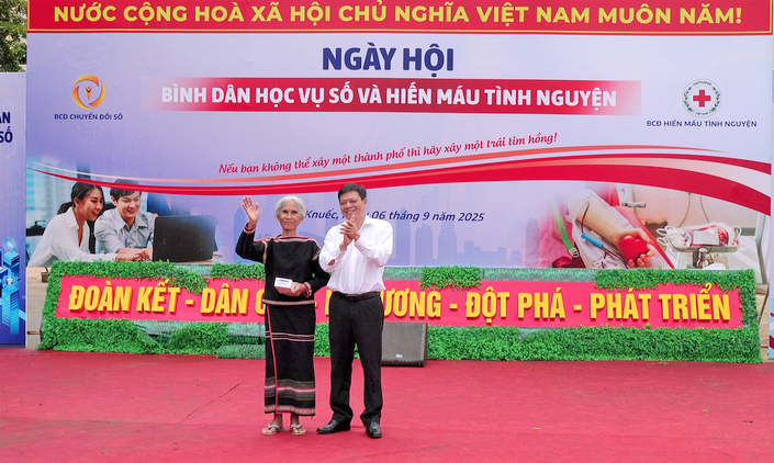 Cụ bà Ê Đê ở Đắk Lắk 'chưa từng nghĩ có ngày bán hàng qua điện thoại'- Ảnh 2. Cụ bà Ê Đê ở Đắk Lắk 'chưa từng nghĩ có ngày bán hàng qua điện thoại'- Ảnh 2.