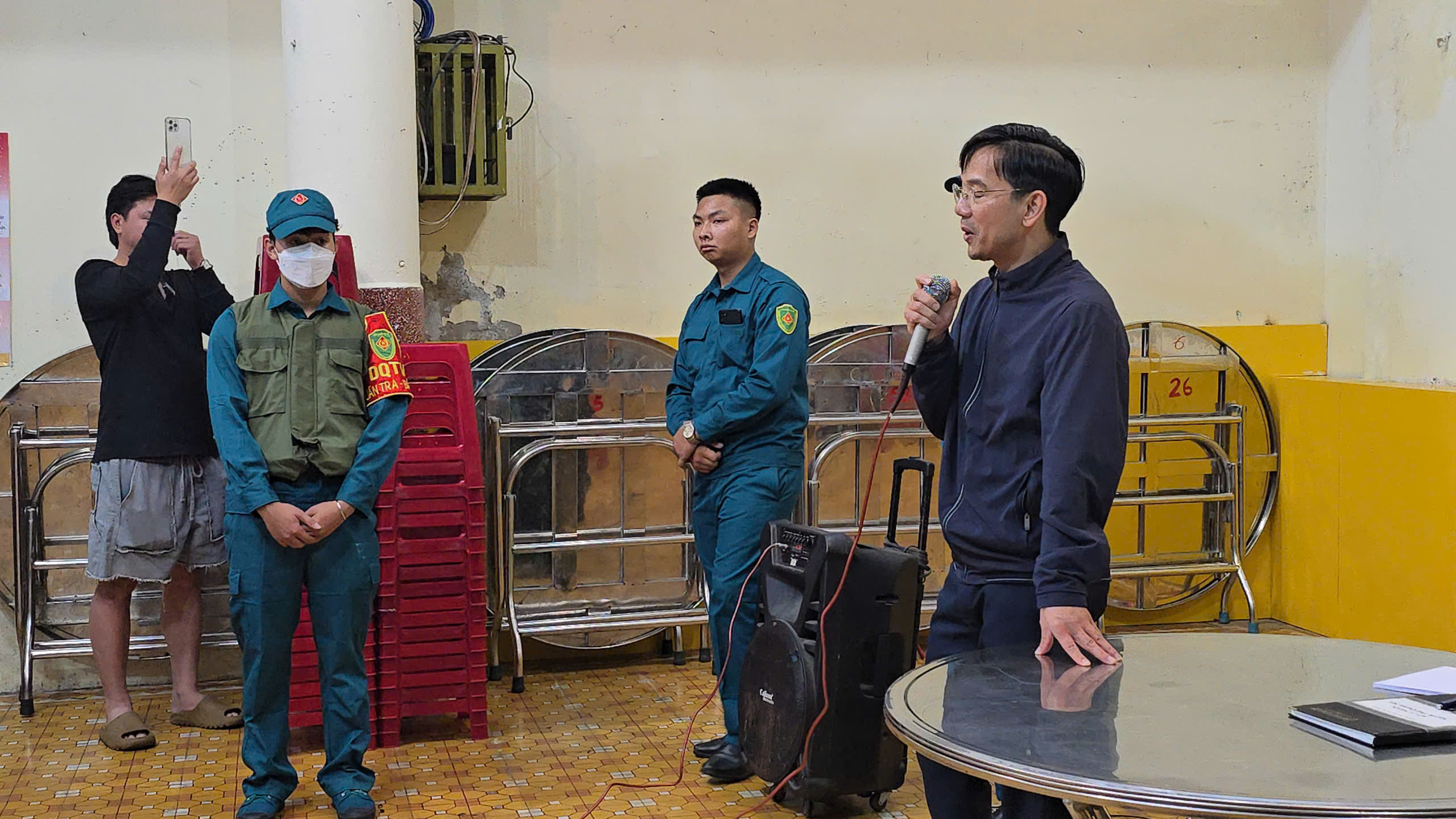 Tilfellet med informasjon om skitten mat på skolene: Foreldrene «stormet» etter å ha hørt rektorens ord – Foto 9. Vụ thông tin thực phẩm bẩn vào trường học: Nghe hiệu trưởng nói, phụ huynh 'dậy sóng'- Ảnh 9.