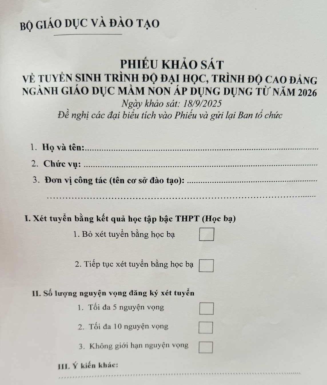 Ministerstvo školství a odborné přípravy žádá o stanovisko k otázce, zda zachovat přijímací řízení na univerzitu na základě studijních výsledků? - Foto 2. Bộ GD-ĐT lấy ý kiến có nên duy trì xét tuyển đại học bằng học bạ?- Ảnh 2.