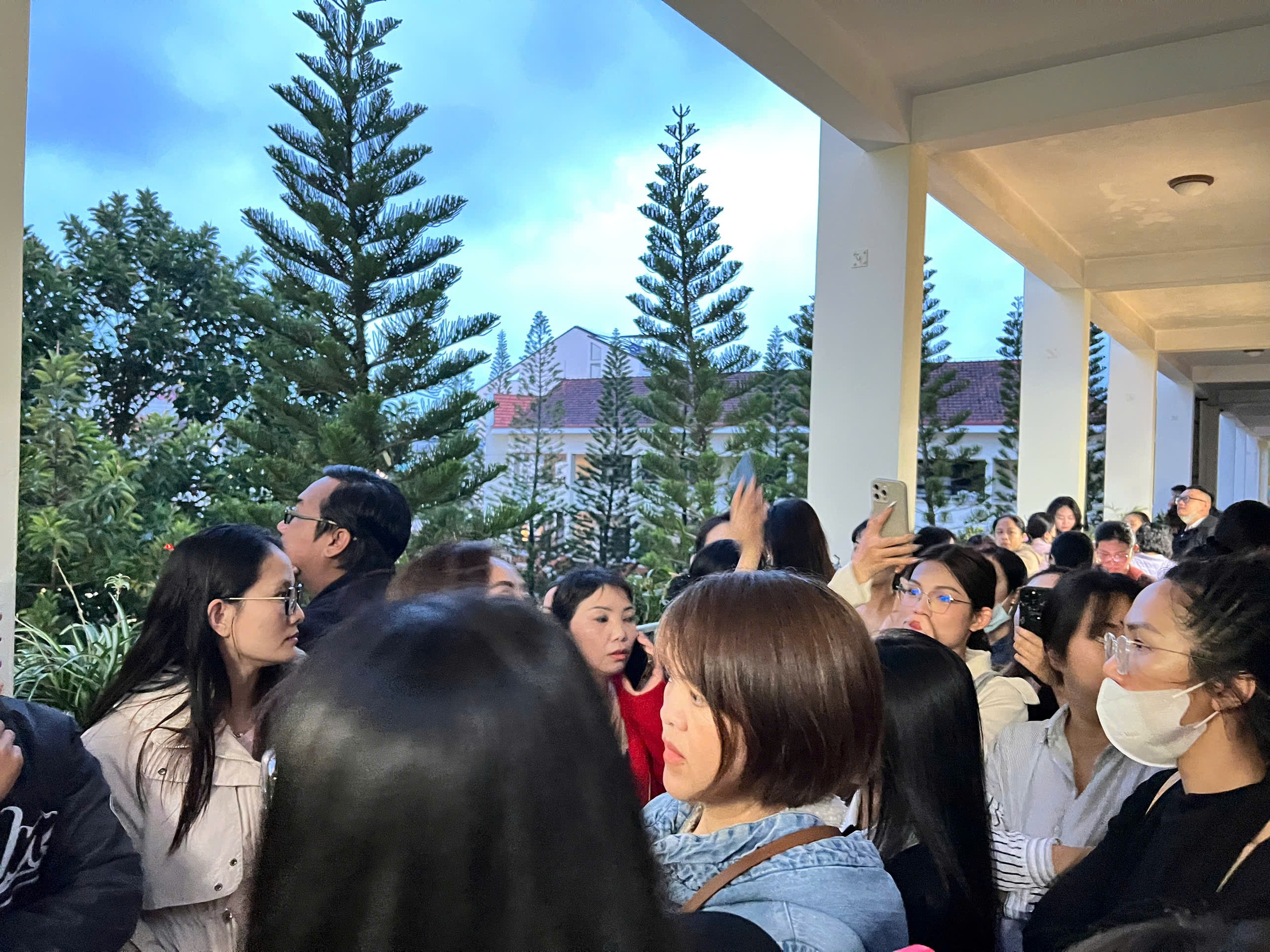 Tilfellet med informasjon om skitten mat på skolene: Foreldrene «stormet» etter å ha hørt rektorens ord – Bilde 3. Vụ thông tin thực phẩm bẩn vào trường học: Nghe hiệu trưởng nói, phụ huynh 'dậy sóng'- Ảnh 3.