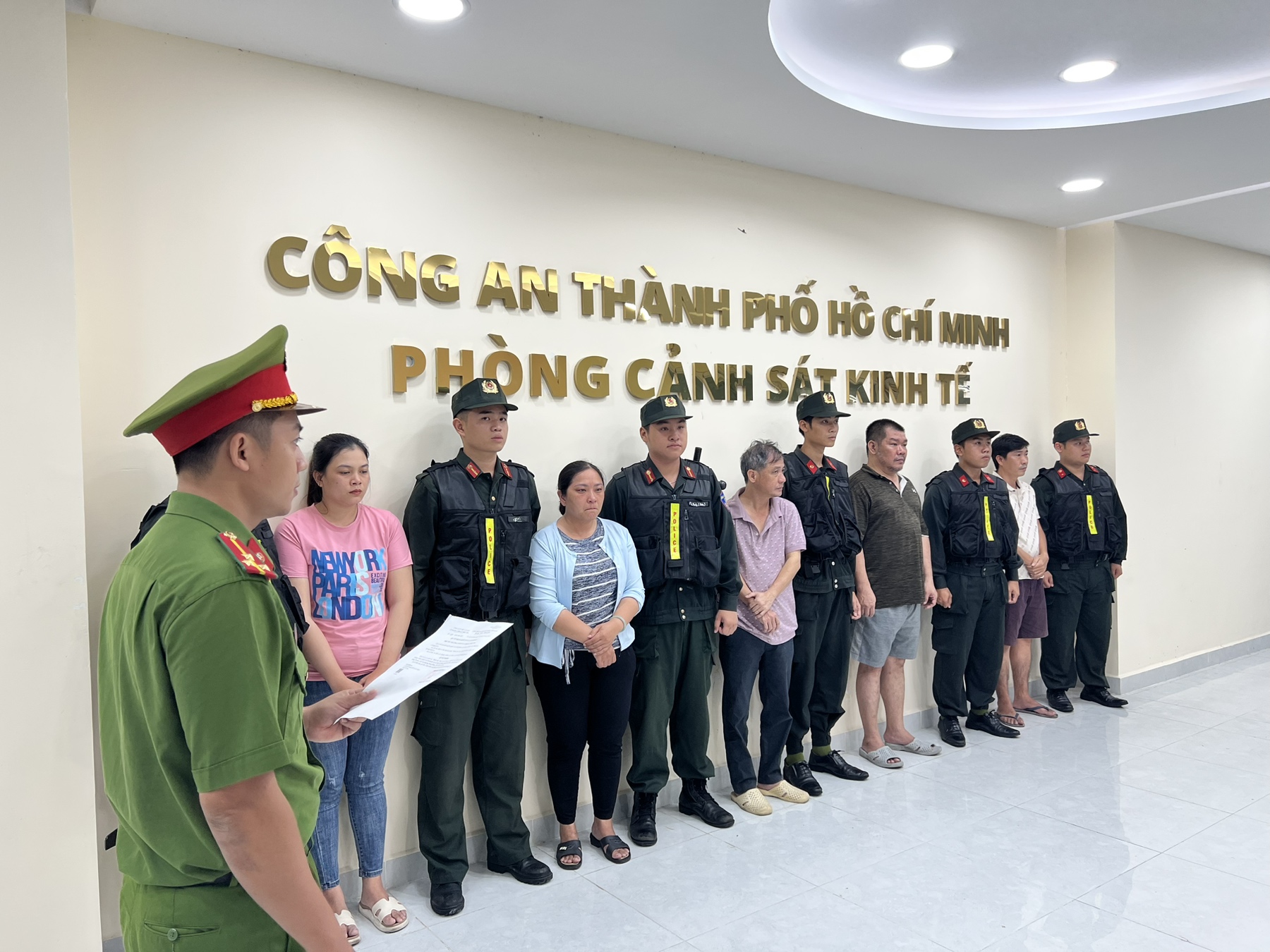 Công an TP.HCM triệt phá đường dây buôn lậu quy mô lớn, bắt giữ 5 đối tượng- Ảnh 1. Công an TP.HCM triệt phá đường dây buôn lậu quy mô lớn, bắt giữ 5 đối tượng- Ảnh 1.