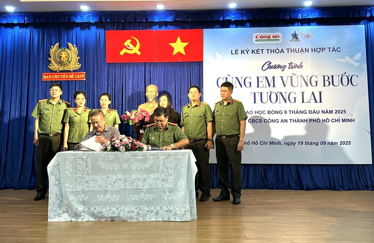 Ban Chuyên đề Công an TP.HCM và Tân Hiệp Phát ký chương trình học bổng hơn 9 tỉ đồng- Ảnh 1. Ban Chuyên đề Công an TP.HCM và Tân Hiệp Phát ký chương trình học bổng hơn 9 tỉ đồng- Ảnh 1.