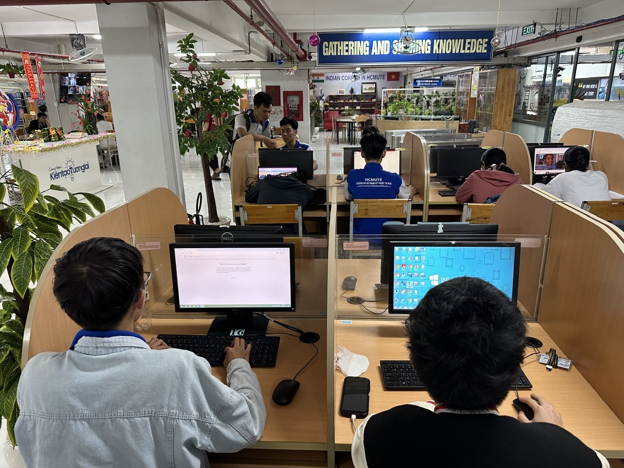 Ho Chi Minh City University of Technical Education belönar studenter med certifikat i främmande språk i kontanter - Foto 1. Trường ĐH Sư phạm kỹ thuật TP.HCM thưởng tiền mặt cho sinh viên có chứng chỉ ngoại ngữ- Ảnh 1.