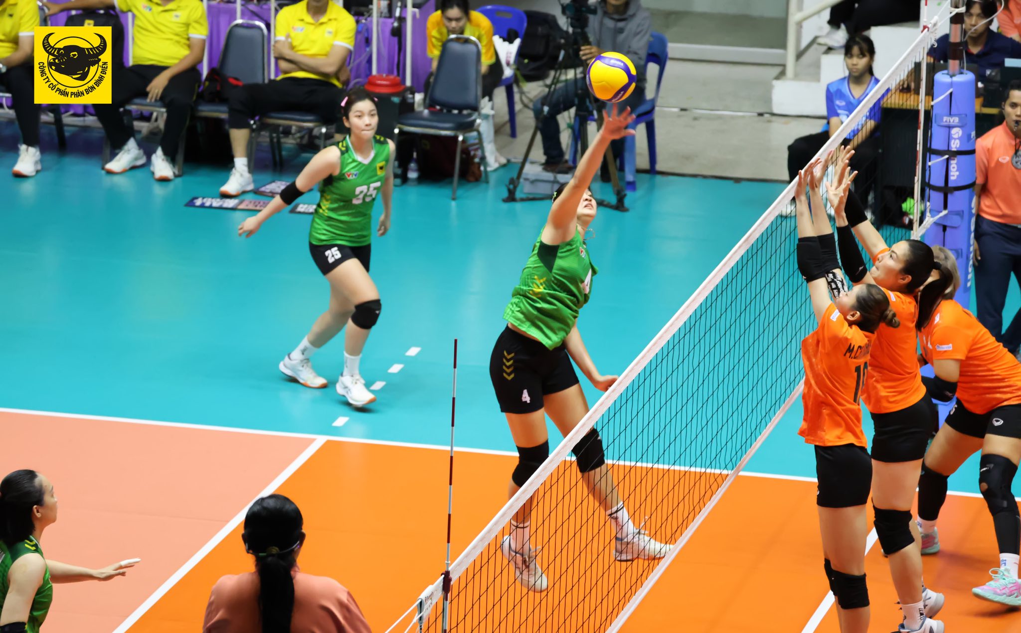 តំណាងវៀតណាមចាញ់ការប្រកួតបាល់ទះ SEALECT Cup វគ្គ៨ក្រុម ប៉ុន្តែនៅតែ… - រូបថត ១. Đại diện Việt Nam thua tứ kết giải bóng chuyền SEALECT Cup nhưng vẫn… chưa bị loại, tại sao?- Ảnh 1.