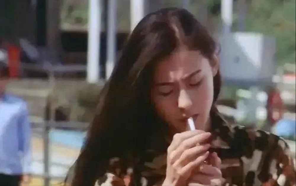 Trương Bá Chi, Angelababy, Châu Tấn là những sao nữ hút thuốc lá nhiều nhất Cbiz - Ảnh 1.