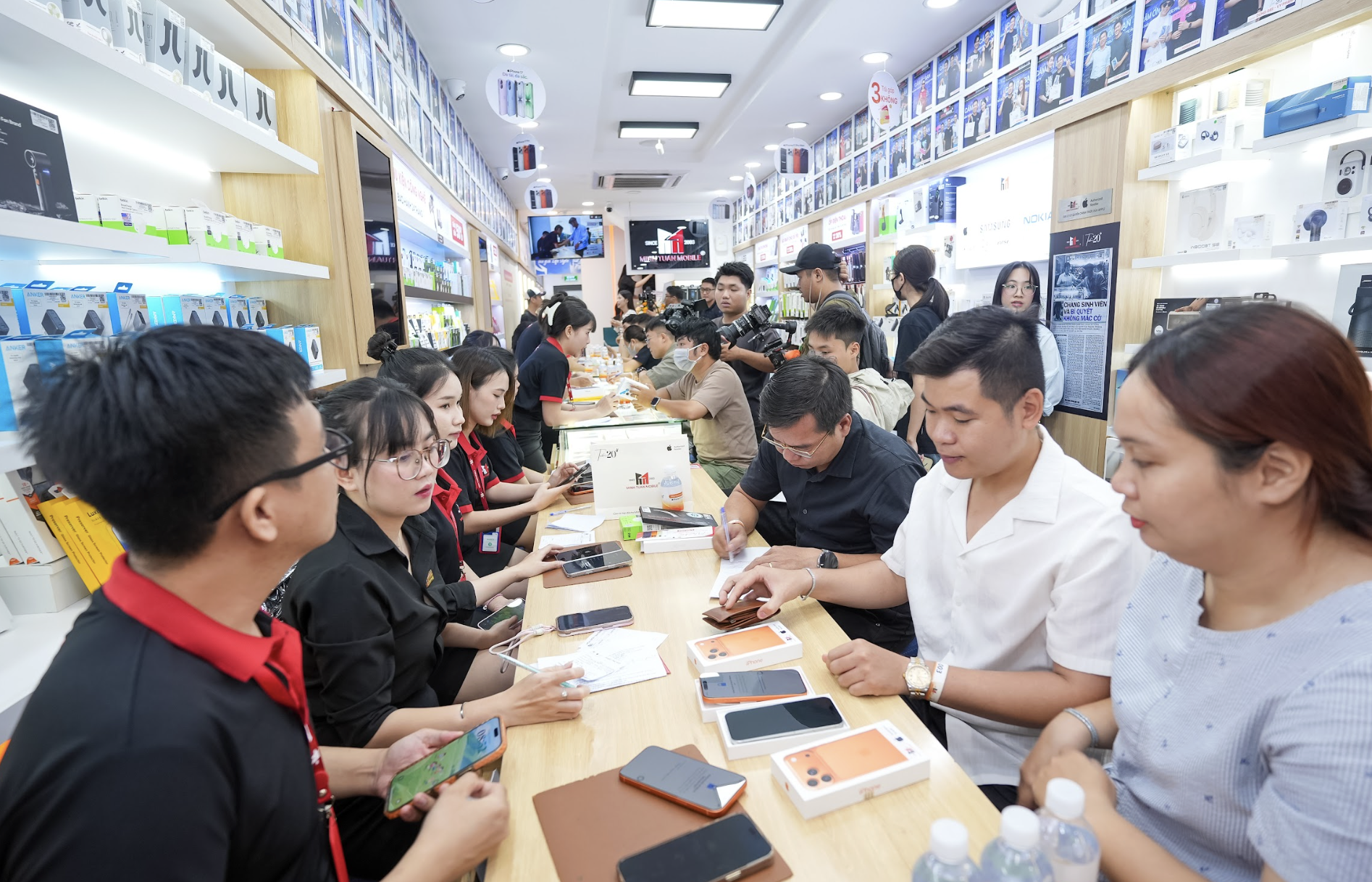 iPhone 17 chính thức mở bán, lần đầu tiên Việt Nam có máy trước thị trường Mỹ - Ảnh 3.