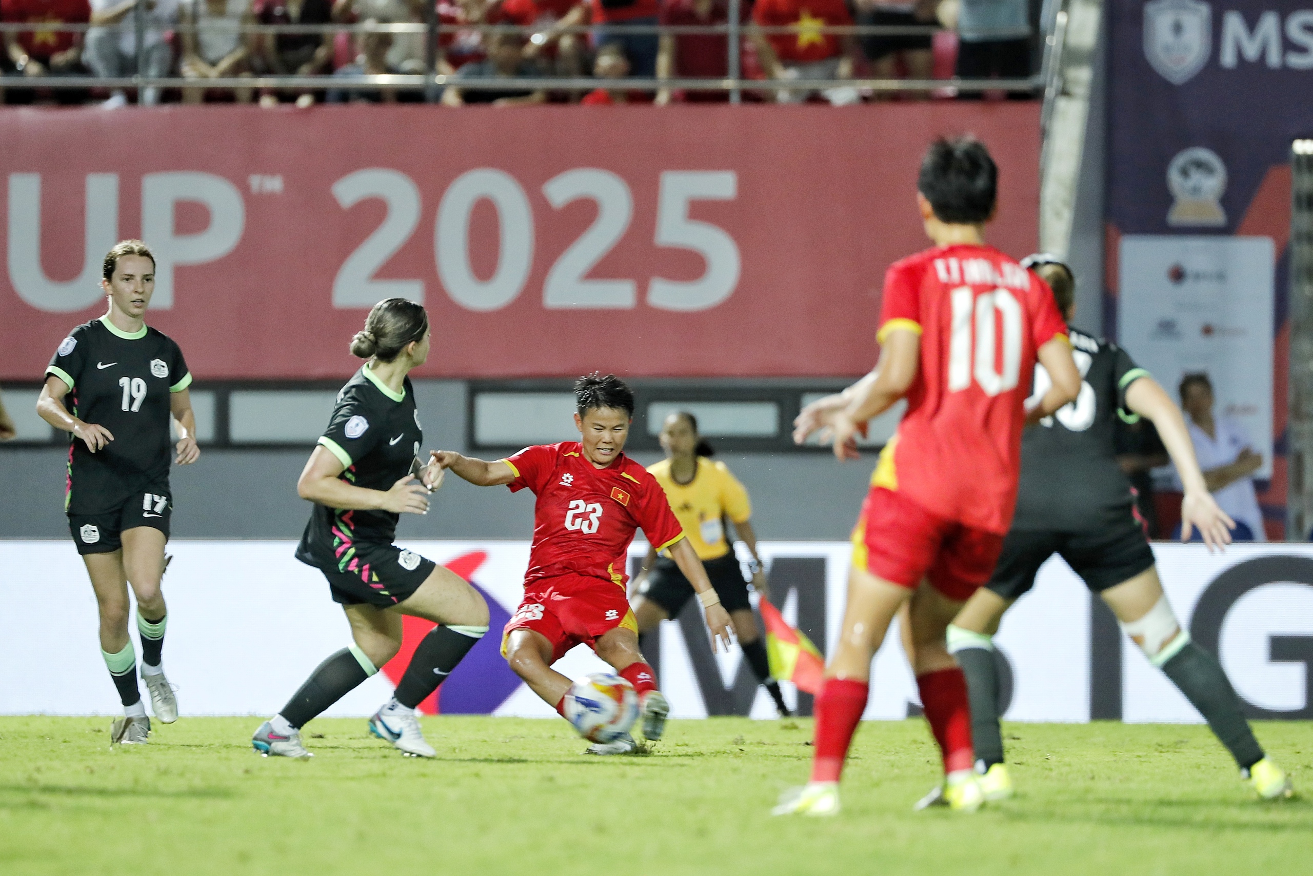 Bich Thuy była „zszokowana”, gdy zdobyła bramkę przeciwko Ho Chi Minh City Women's Club – zdjęcie 3. Bích Thùy 'choáng' khi ghi bàn vào lưới CLB nữ TP.HCM- Ảnh 3.