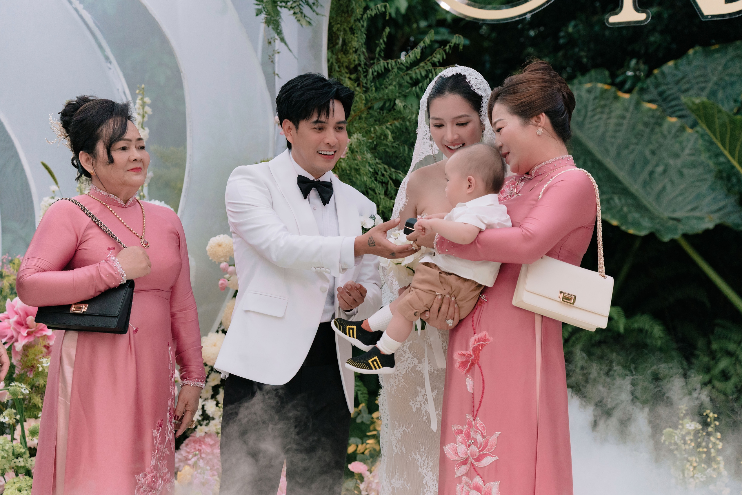 Thanh Bạch, Lý Nhã Kỳ dự đám cưới của Hồ Quang Hiếu và vợ người mẫu - Ảnh 6.