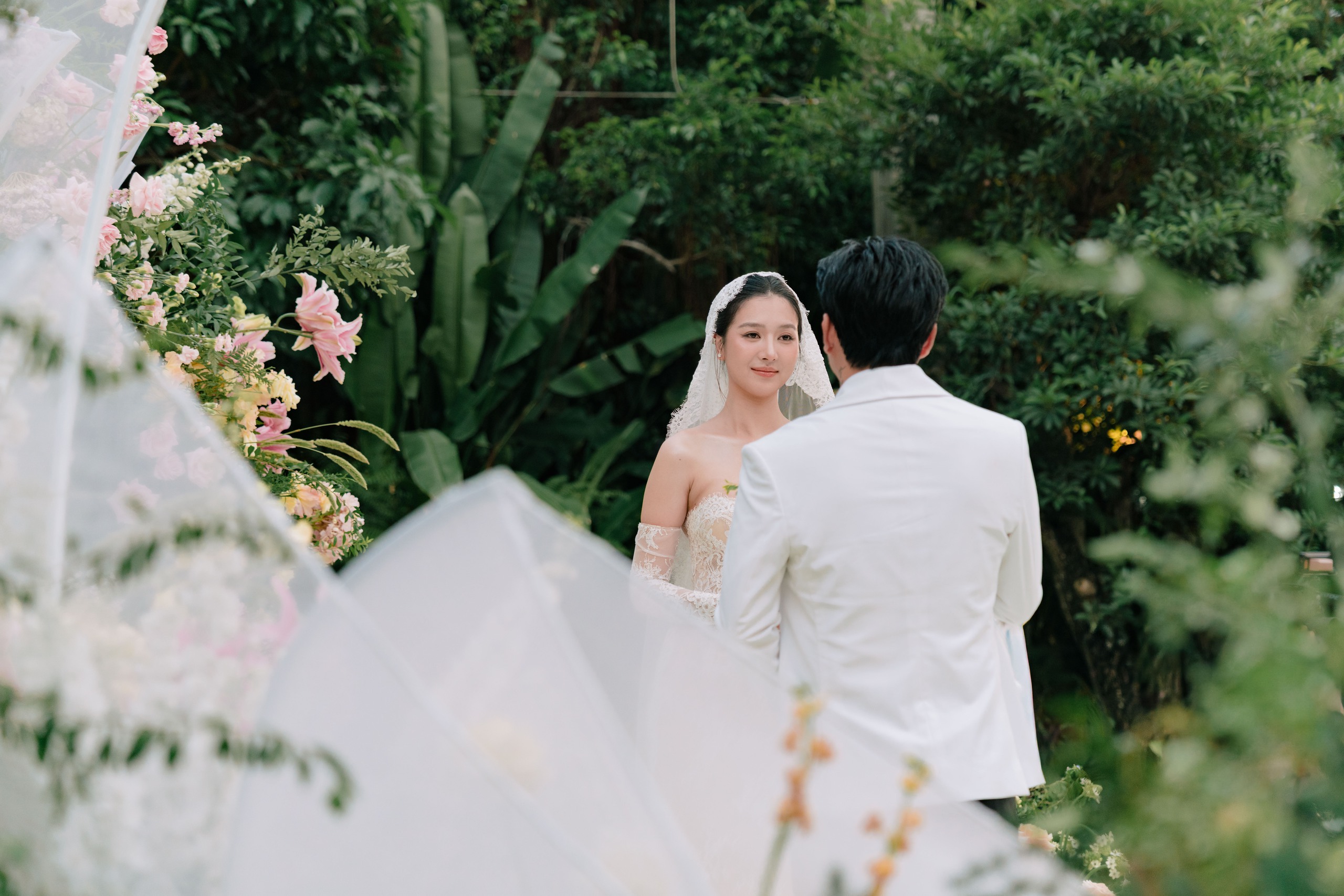 Thanh Bạch, Lý Nhã Kỳ dự đám cưới của Hồ Quang Hiếu và vợ người mẫu - Ảnh 4.