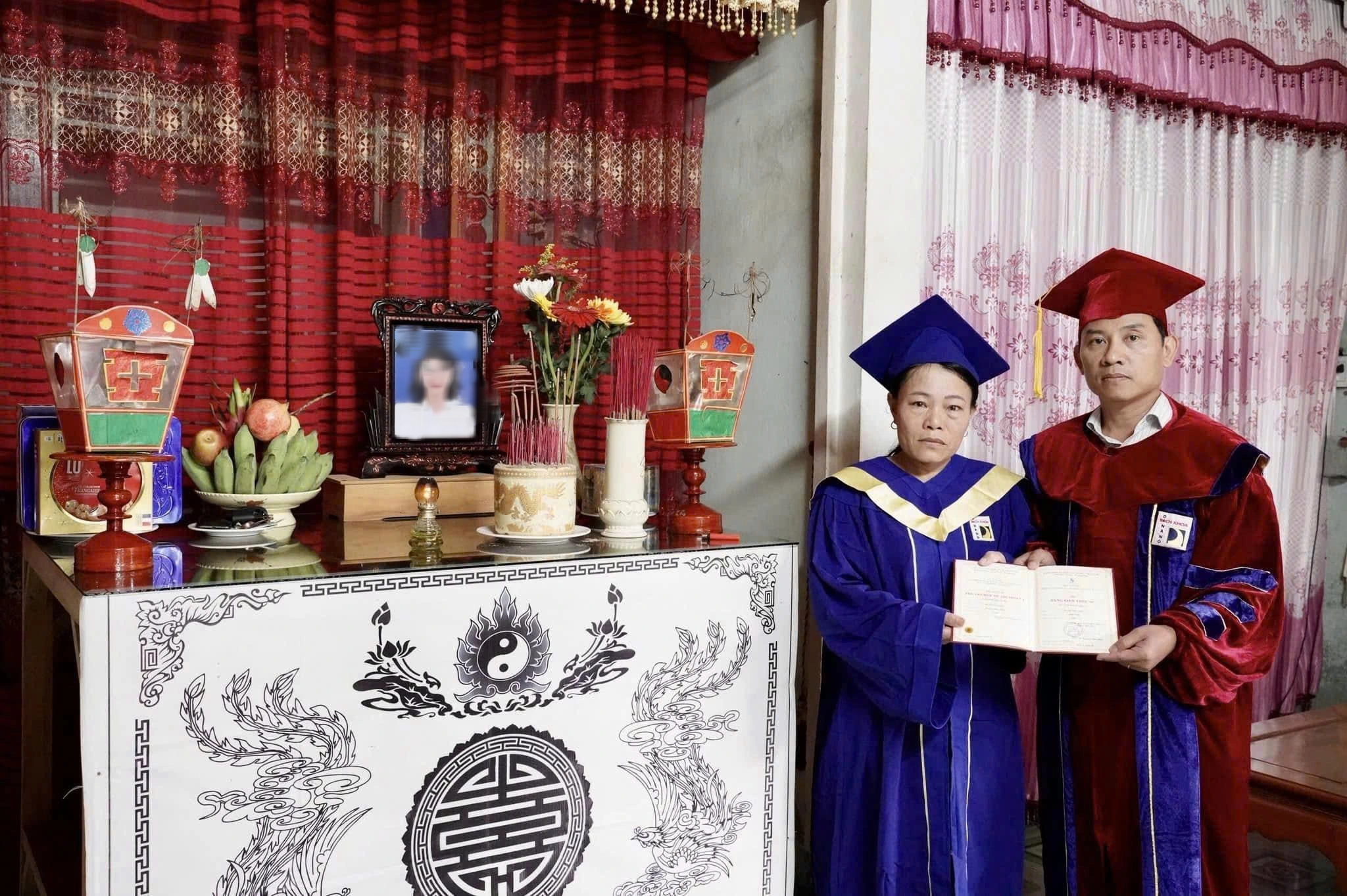 Khoảnh khắc nghẹn lòng: Mẹ nhận bằng tốt nghiệp thay con gái đã mất- Ảnh 1. Khoảnh khắc nghẹn lòng: Mẹ nhận bằng tốt nghiệp thay con gái đã mất- Ảnh 1.
