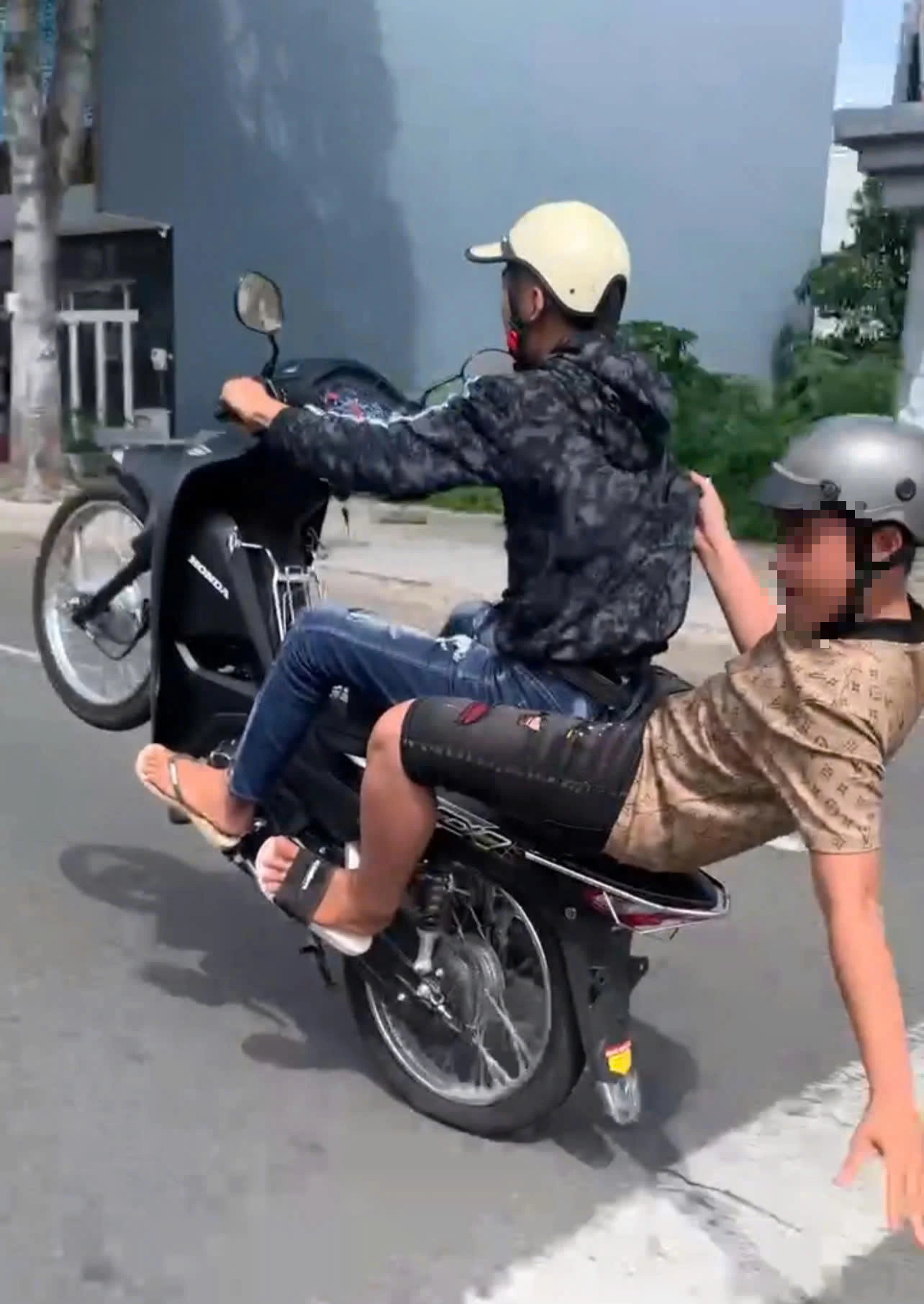 Bốc đầu xe máy lấy le với nhóm bạn, thiếu niên 15 tuổi bị CSGT xử phạt- Ảnh 1. Bốc đầu xe máy lấy le với nhóm bạn, thiếu niên 15 tuổi bị CSGT xử phạt- Ảnh 1.