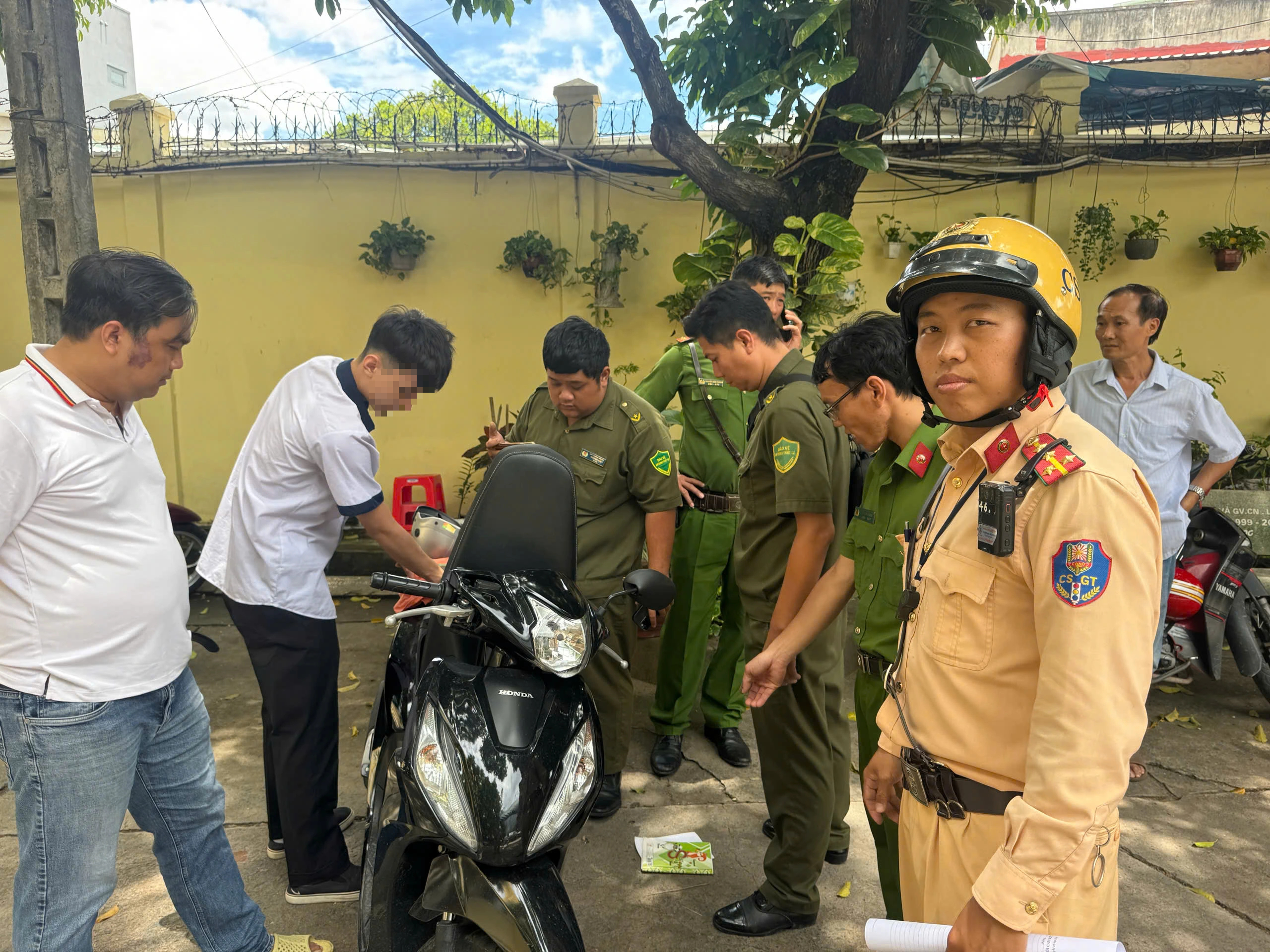TP.HCM: Công an vào trường kiểm tra, phát hiện nam sinh dương tính ma túy- Ảnh 1.