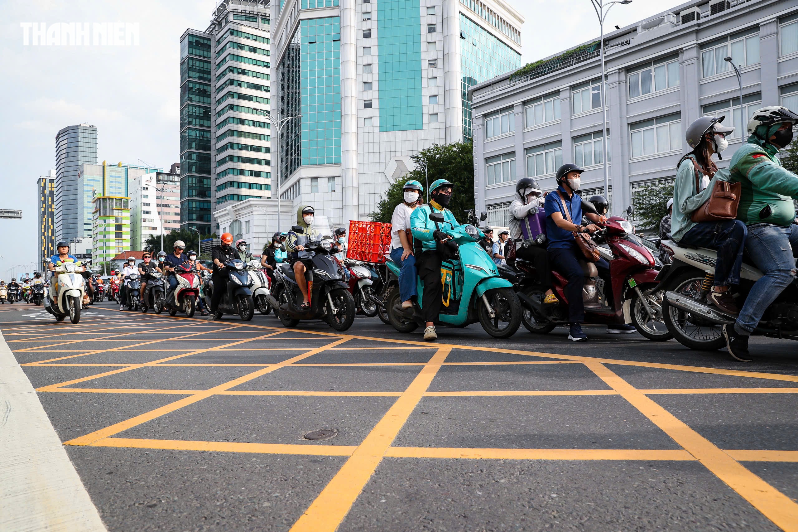 Cho rẽ phải khi đèn đỏ ở TP.HCM: Bất ngờ cảnh ai cũng nhường đường - Ảnh 2.