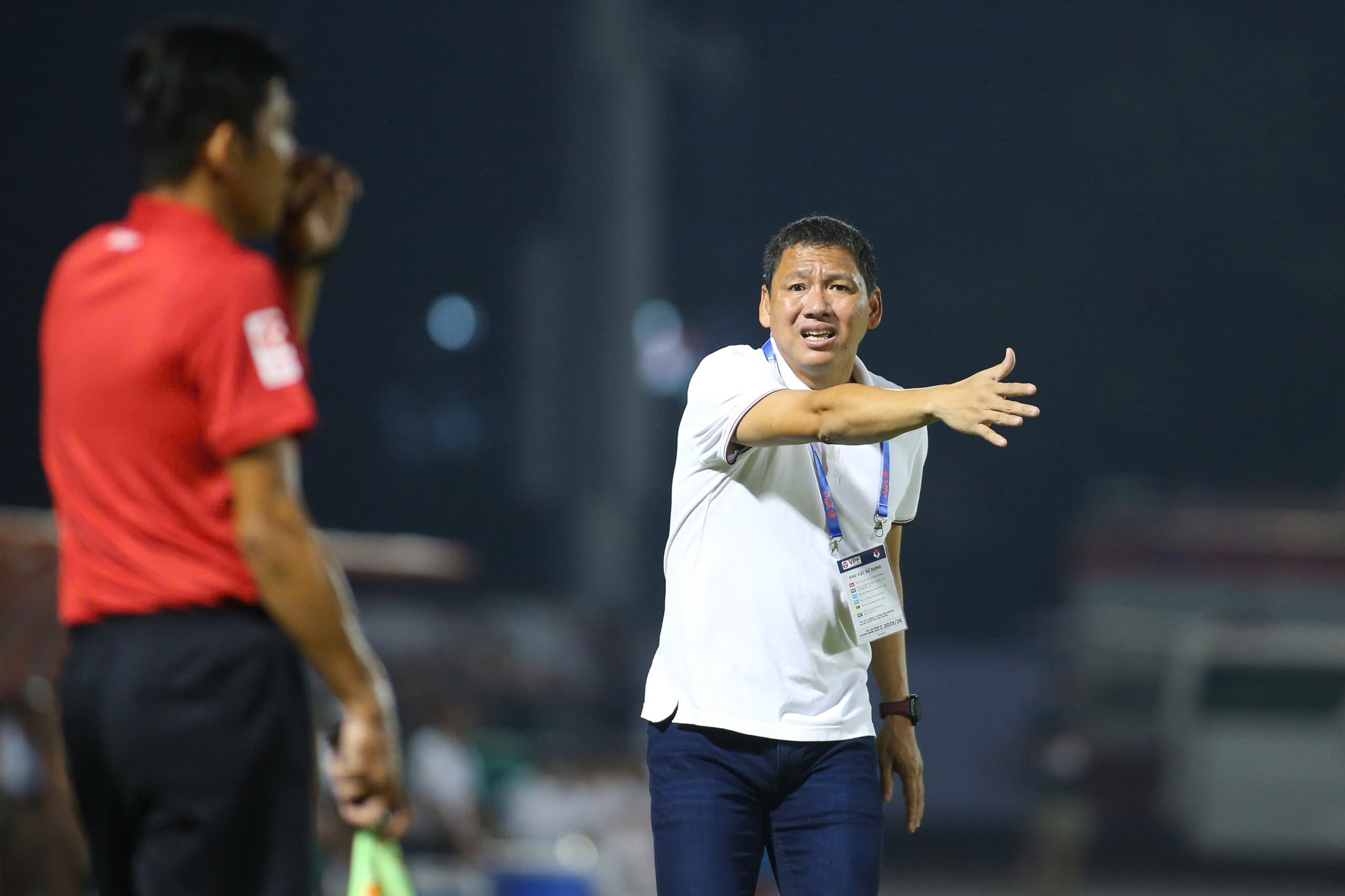 Le Becamex TP.HCM Club dément les rumeurs selon lesquelles un joueur simulerait une douleur suite à un désaccord avec l'entraîneur : « L'équipe est unie » - Photo 1. CLB Becamex TP.HCM phản bác tin đồn cầu thủ giả đau vì bất đồng với HLV: ‘Đội đoàn kết’- Ảnh 1.