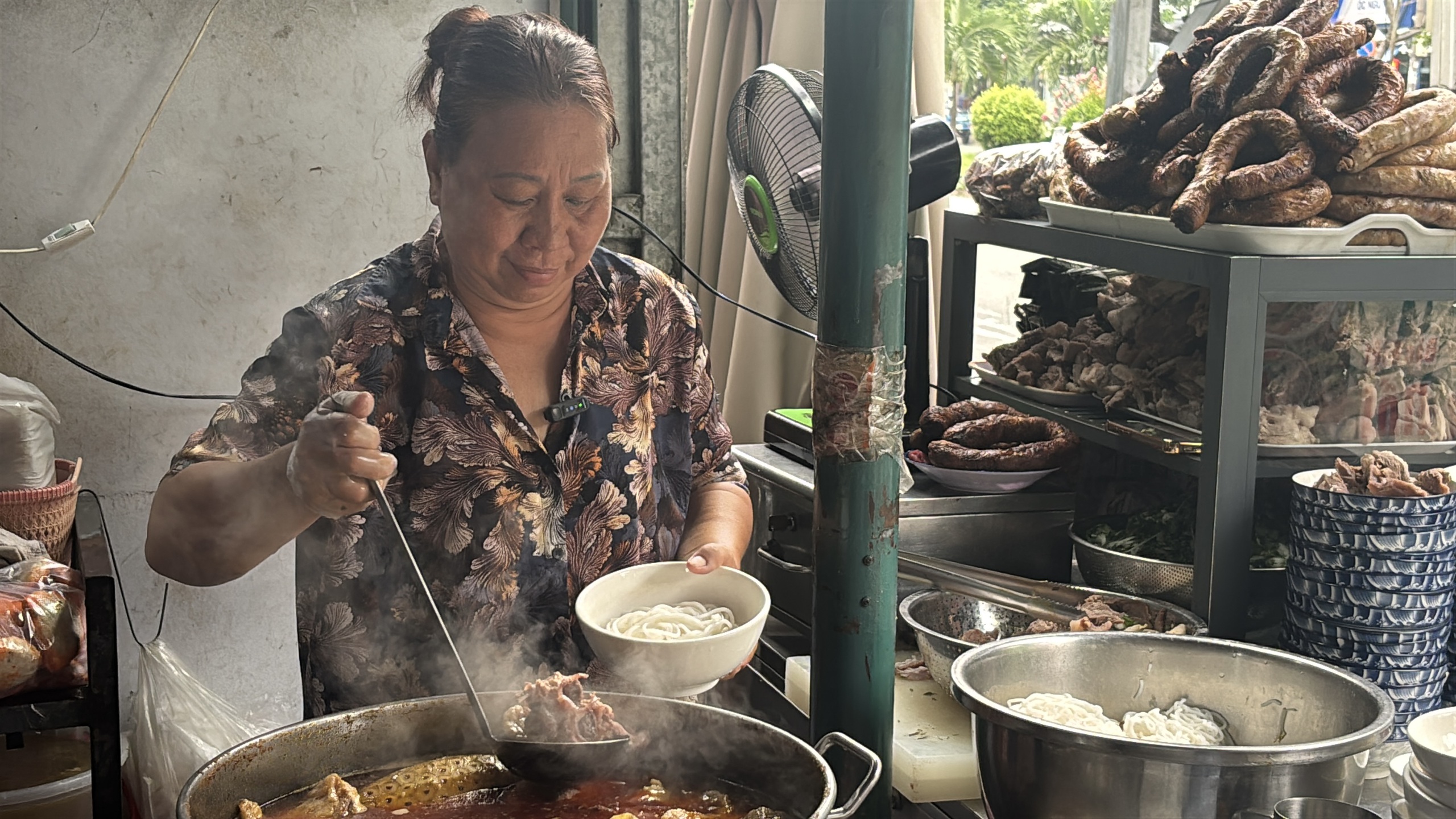 Độc nhất quán bún bò dồi chiên 40 năm ở…