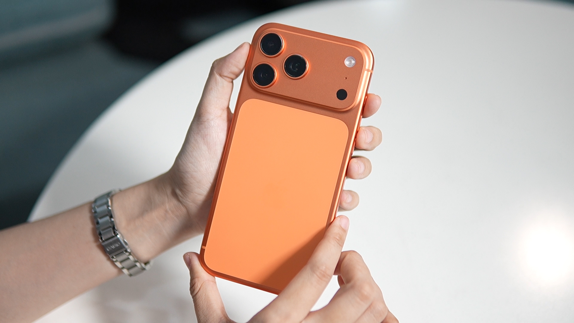 Đập hộp iPhone 17 Pro Max màu cam hot nhất hiện nay: Giá 55 triệu có xứng đáng? - Ảnh 2. Đập hộp iPhone 17 Pro Max màu cam hot nhất hiện nay: Giá 55 triệu có xứng đáng? - Ảnh 2.