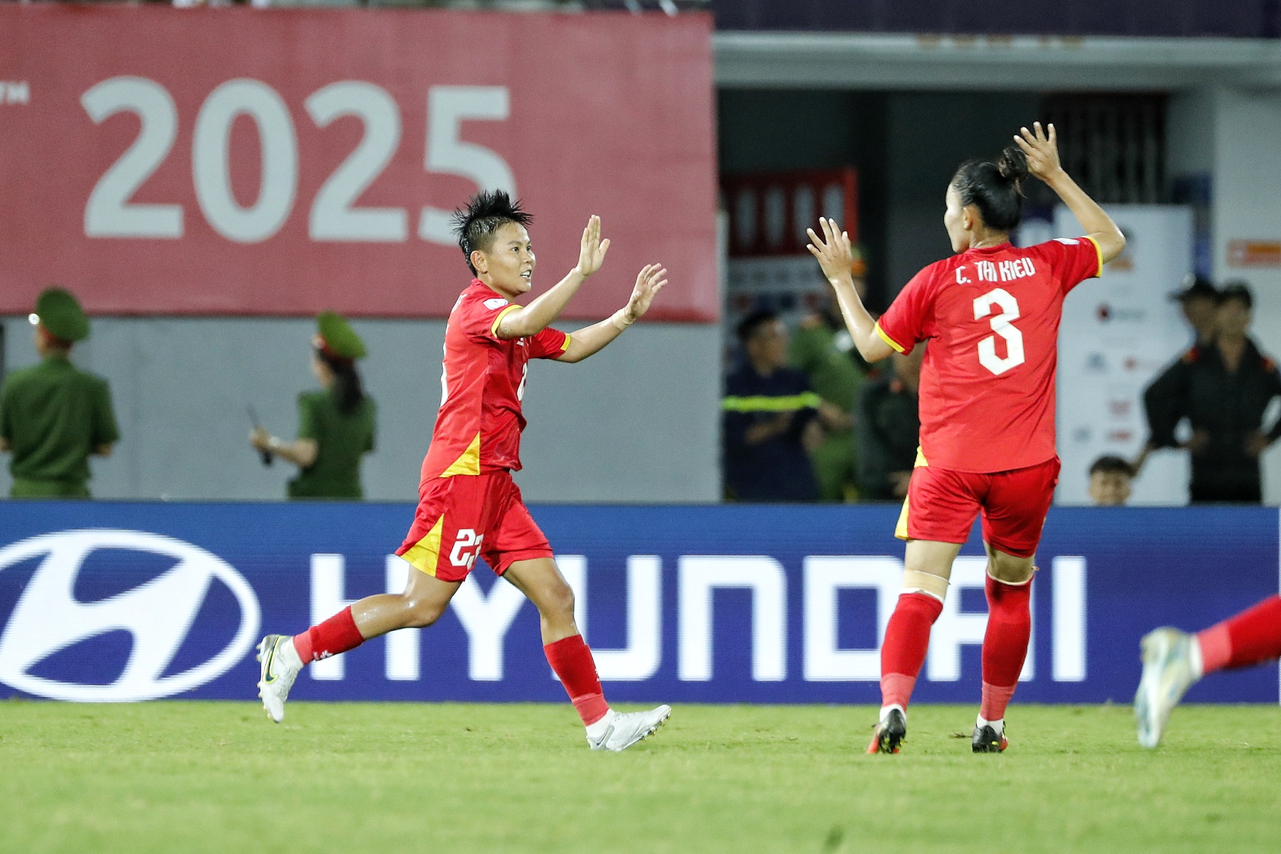 Bich Thuy była „zszokowana”, gdy zdobyła bramkę przeciwko Ho Chi Minh City Women's Club – zdjęcie 4. Bích Thùy 'choáng' khi ghi bàn vào lưới CLB nữ TP.HCM- Ảnh 4.