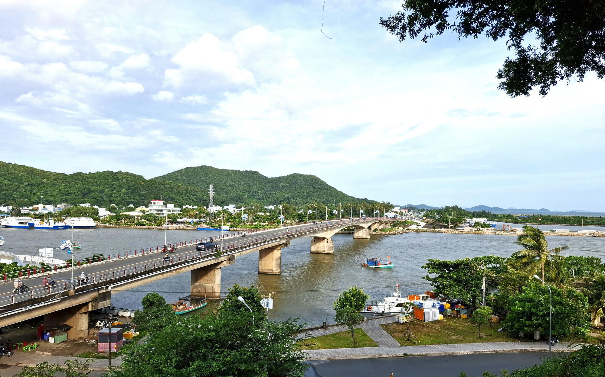 Ha Tien Ten Sceneries: Kim Du orchids are only ruins left - Photo 1. Hà Tiên thập cảnh: Kim Dự lan đào chỉ còn phế tích- Ảnh 1.