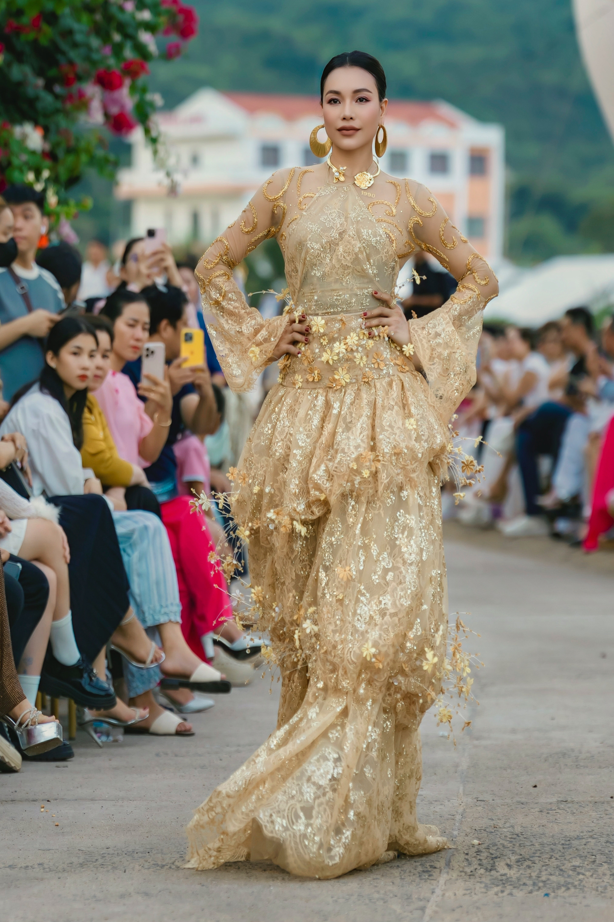 Con gái Trà Ngọc Hằng diễn thời trang - Ảnh 2.