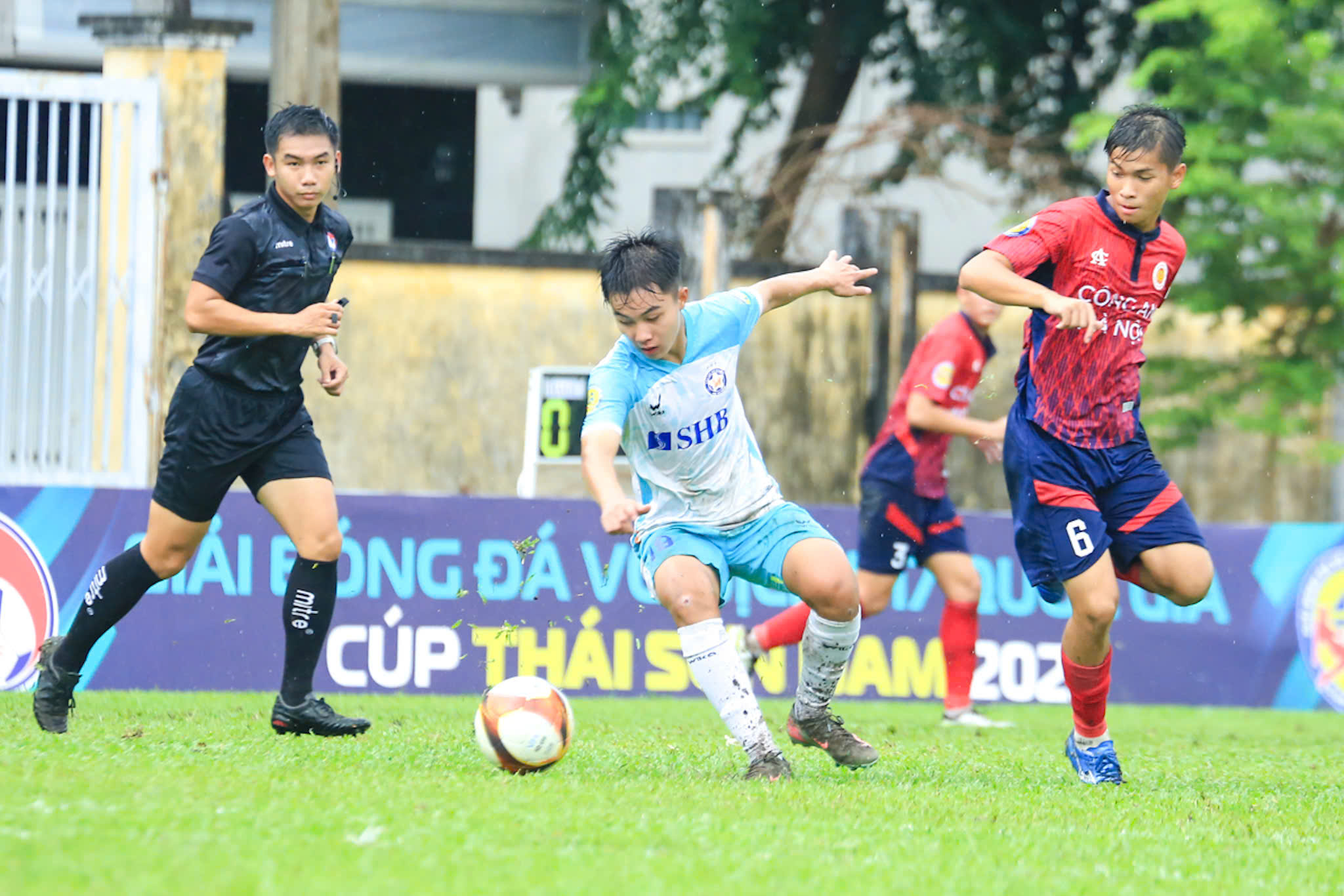 Odhalení 8 týmů postupujících do čtvrtfinále národního turnaje do 17 let: Bez HAGL - Foto 2. Lộ diện 8 đội vào tứ kết giải U.17 quốc gia: Không có HAGL- Ảnh 2.