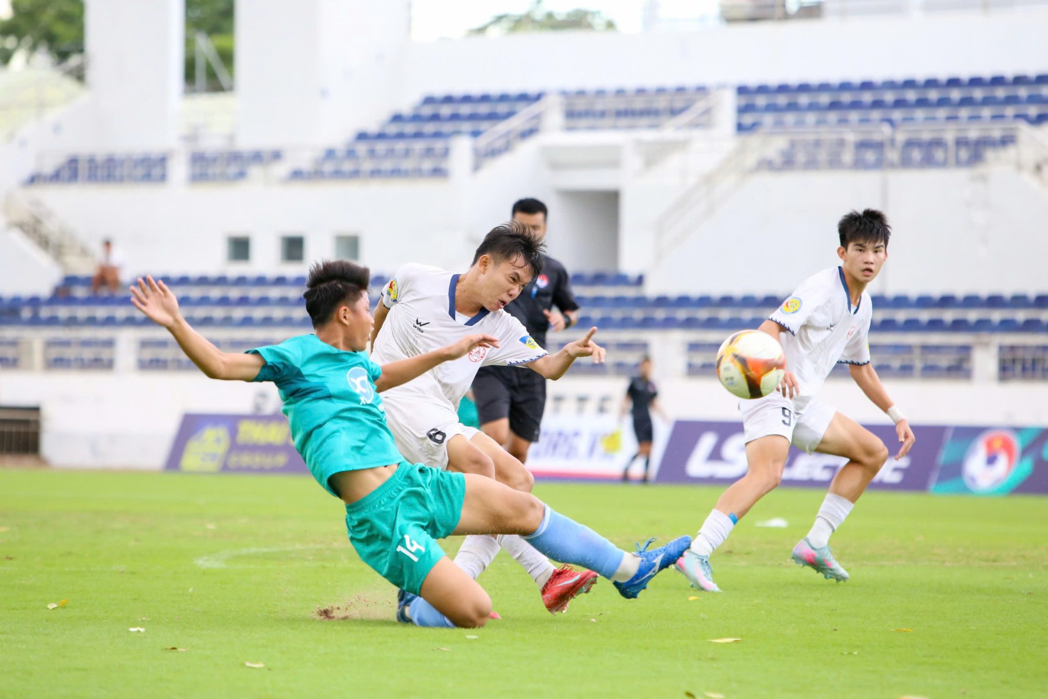 Odhalení 8 týmů postupujících do čtvrtfinále národního turnaje do 17 let: Bez HAGL - Foto 1. Lộ diện 8 đội vào tứ kết giải U.17 quốc gia: Không có HAGL- Ảnh 1.