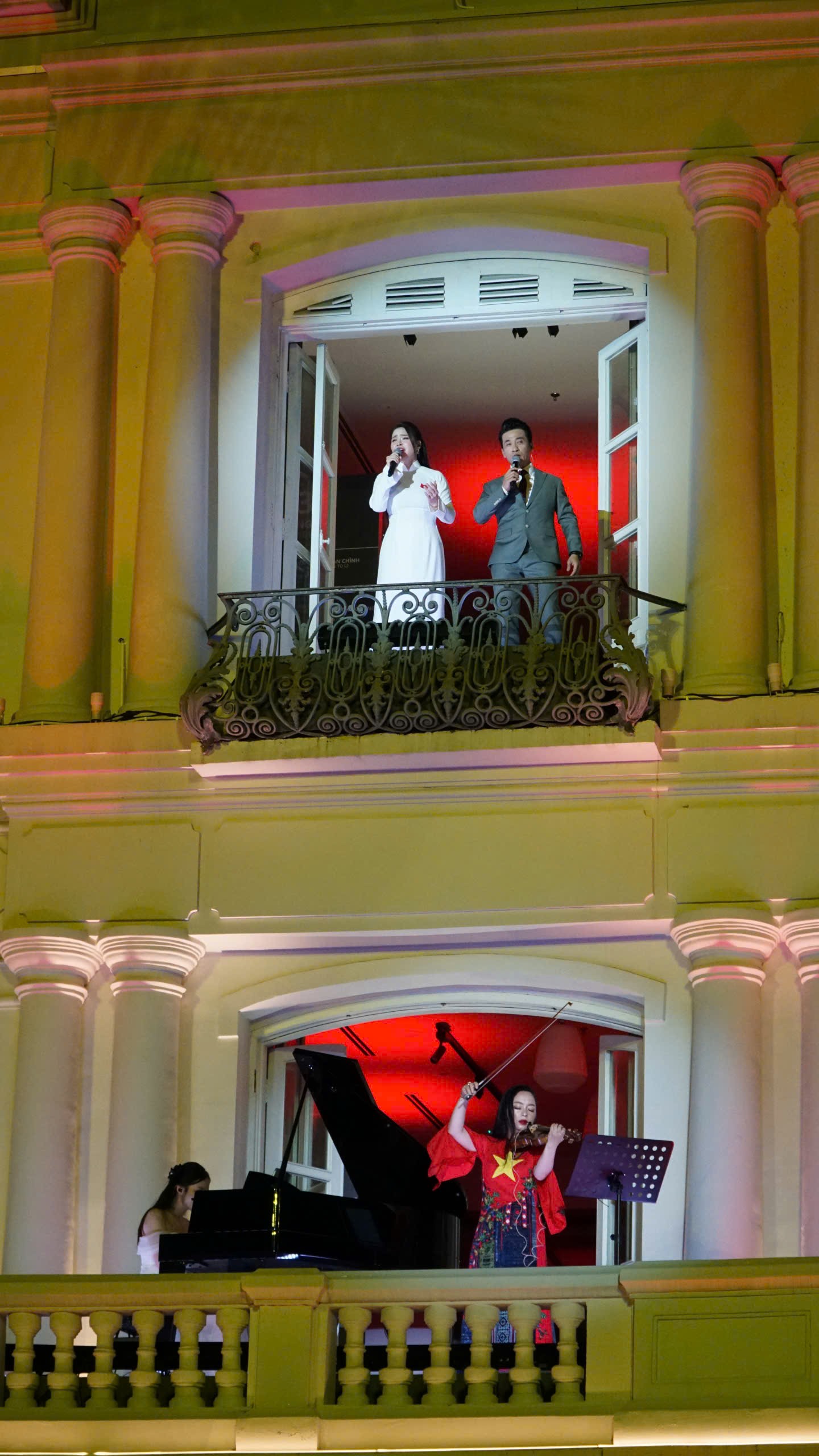 Thousands of people enjoy Da Nang Concert 2025, immersing themselves in the echoes of history - Photo 5. Hàng ngàn người thưởng thức Da Nang Concert 2025, hòa mình cùng âm vang lịch sử- Ảnh 5.